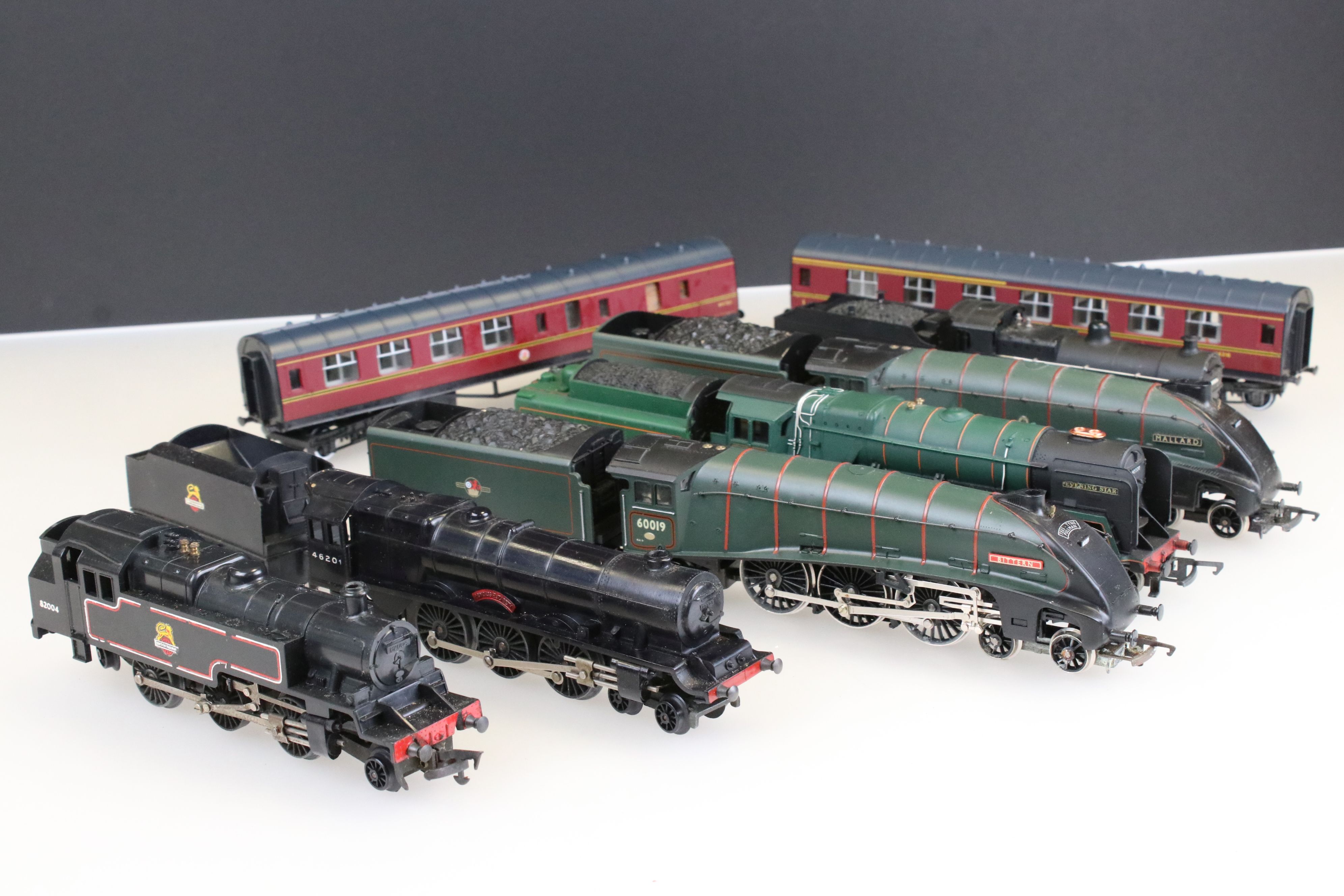 Six OO gauge locomotives to include 2 x Hornby Mallard in green, Hornby Evening Star, Triang