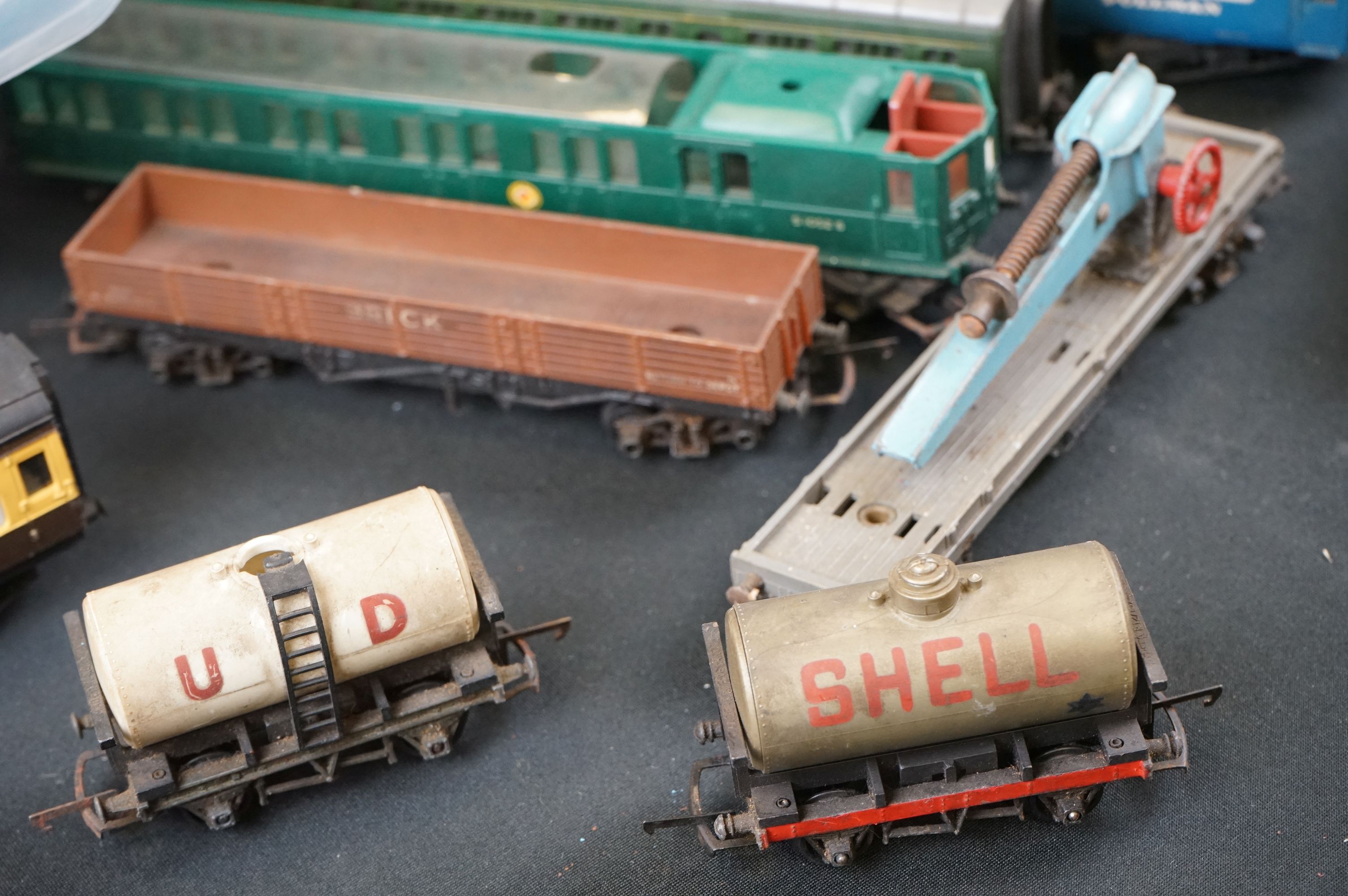 Around 30 OO gauge items of rolling stock to include Triang and Wrenn examples - Image 3 of 6