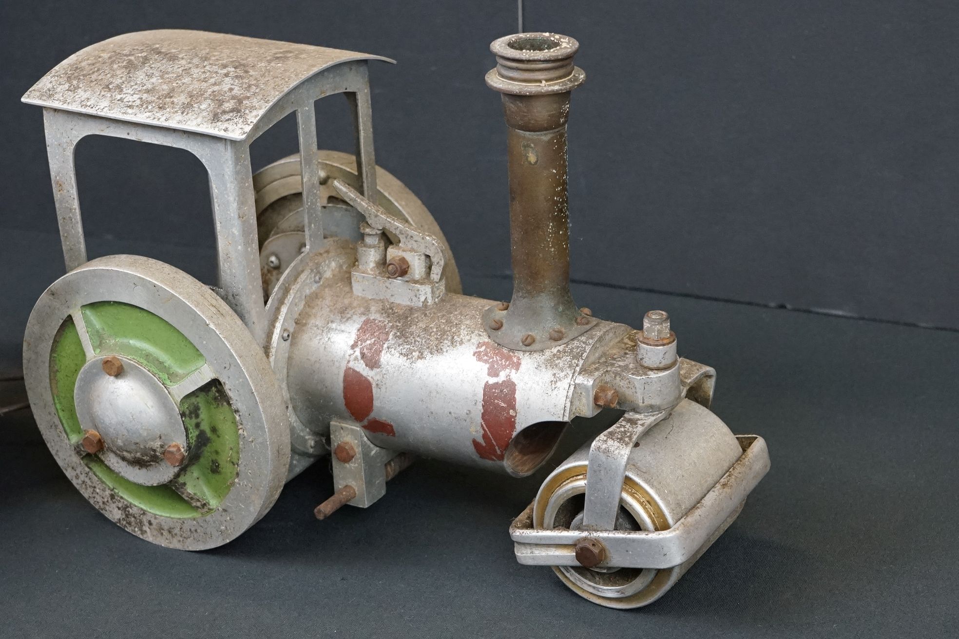 Unbranded metal steam roller engine plus coach, kit/scratch built, showing wear - Image 6 of 7