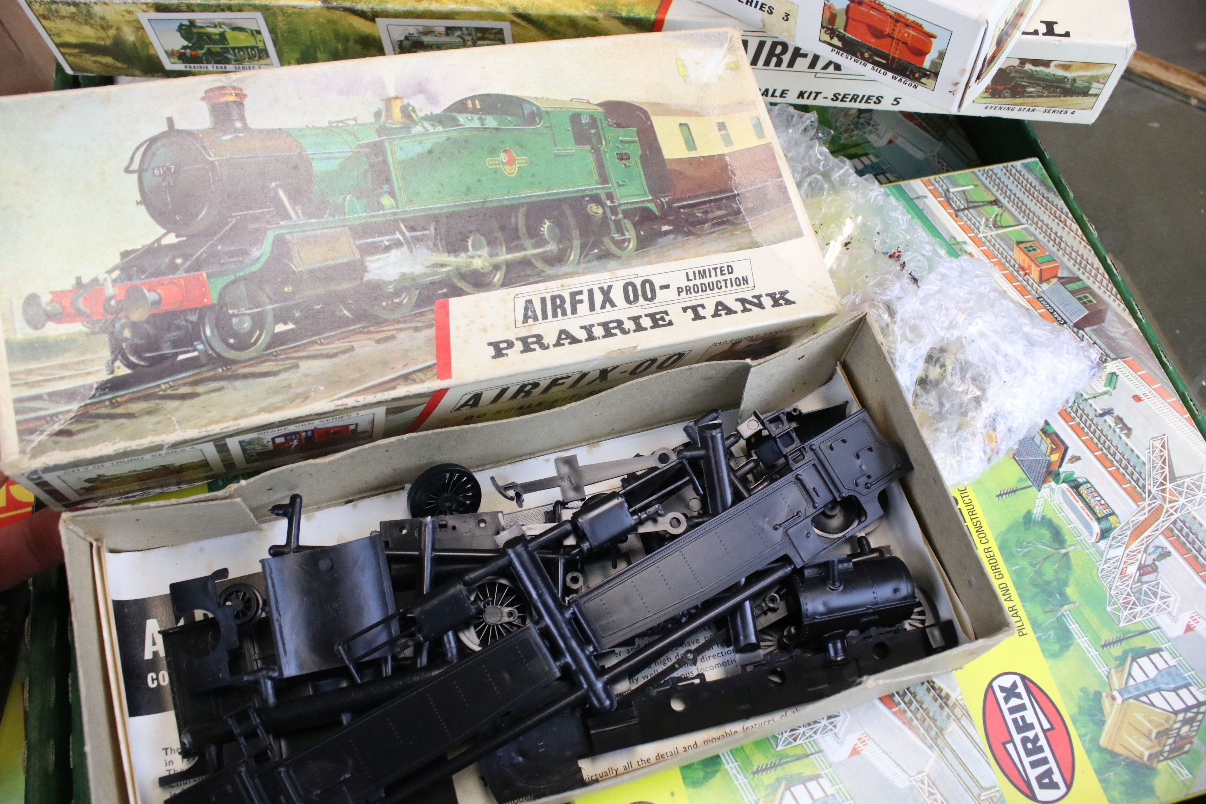Airfix OO/HO - 44 Boxed & bagged Airfix plastic railway model kits to include 10 x locos (3 x 0-4- - Image 16 of 20
