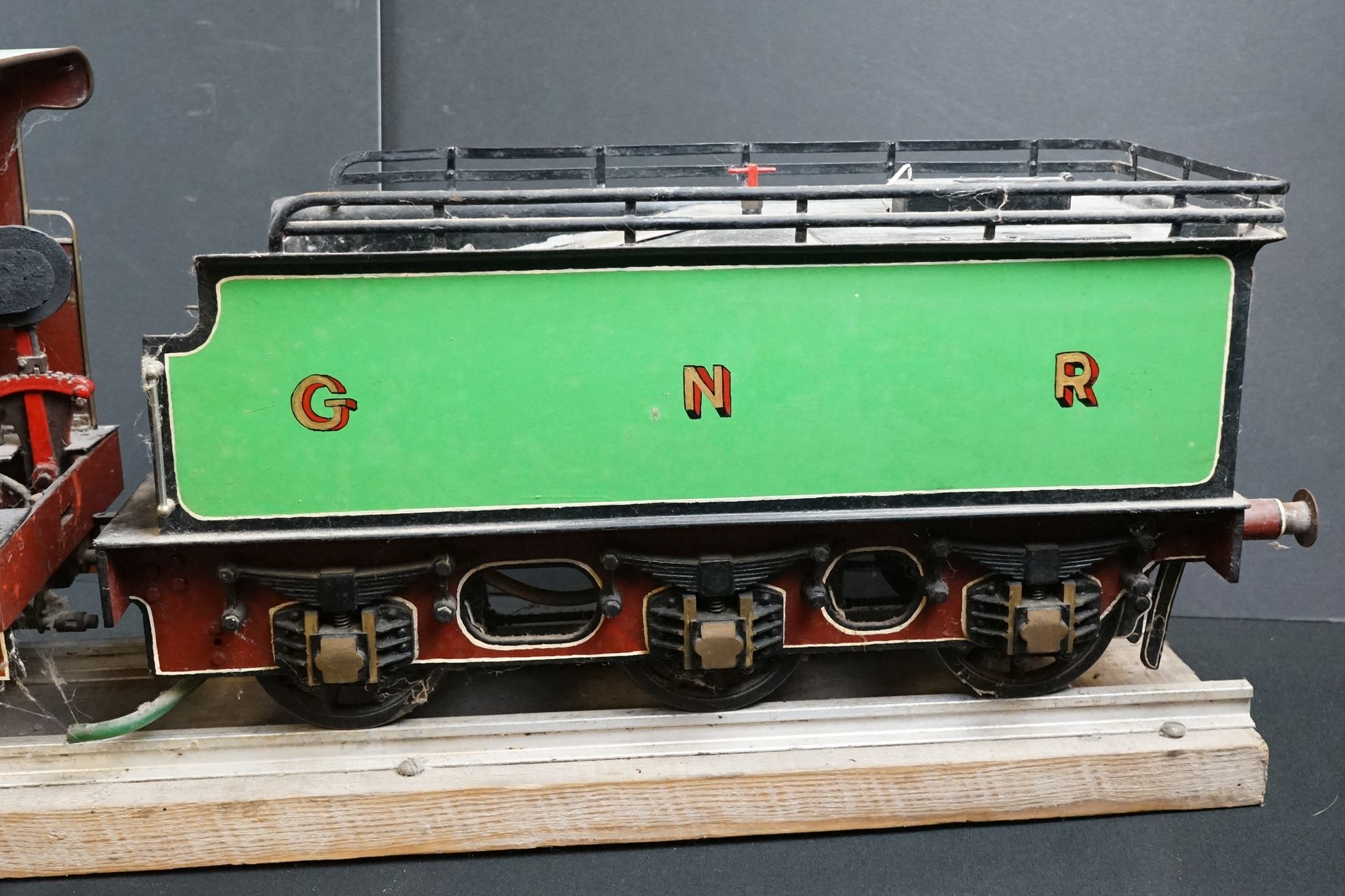 Impressive kit/scratch built 4-4-2 live steam locomotive in green livery, painted 224 GNR, wheel - Image 7 of 20