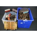 Collection of O gauge tin plate model railway to include 15 x items of rolling stock featuring