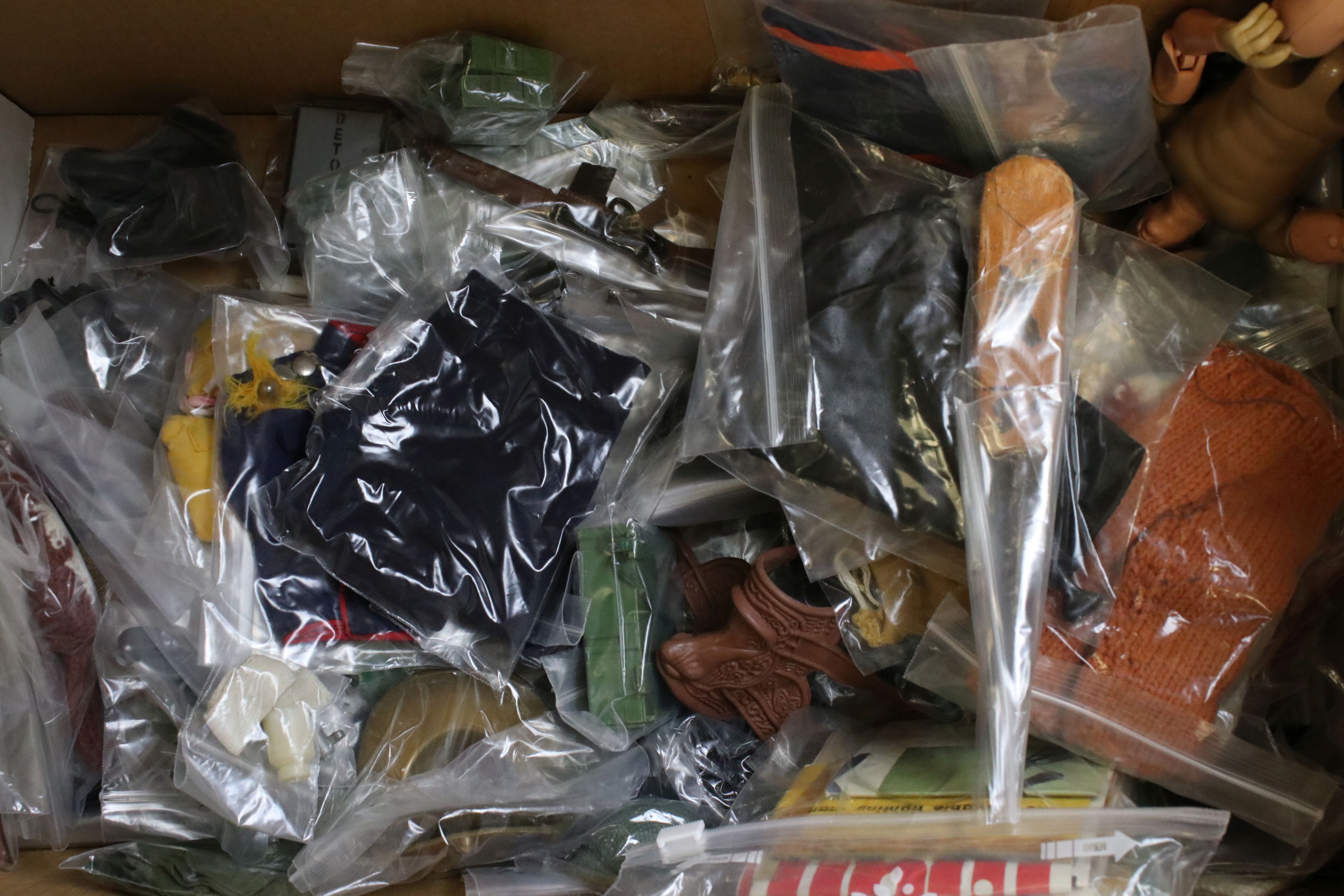 Action Man - Large collection of Hasbro Action man to include 15 x figures, clothing, weapons, - Image 6 of 6