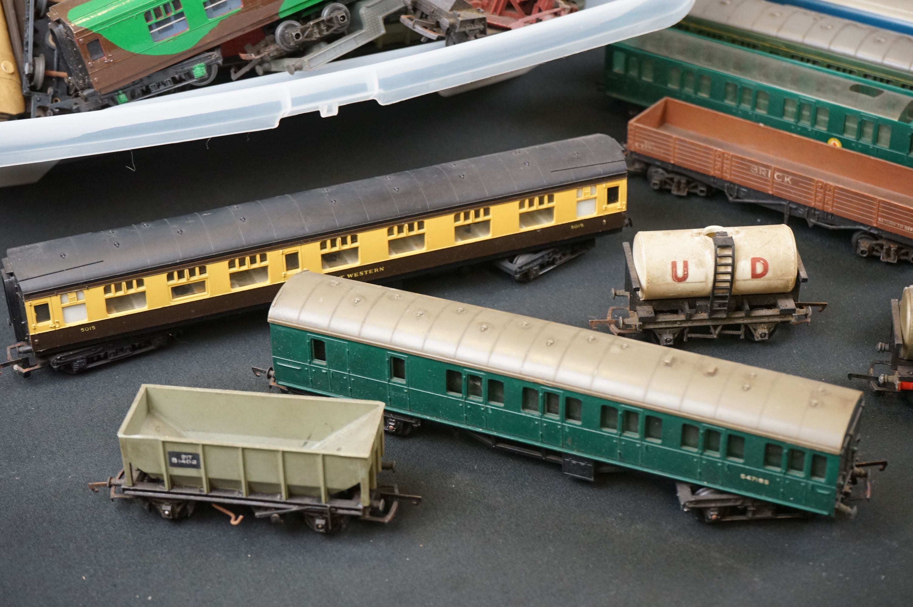 Around 30 OO gauge items of rolling stock to include Triang and Wrenn examples - Image 2 of 6