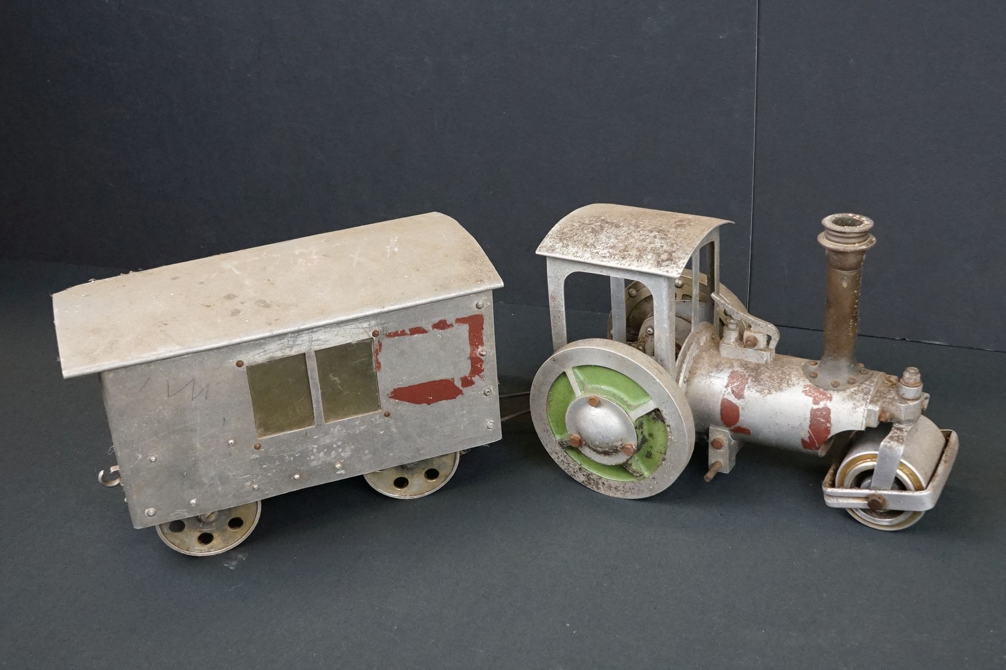 Unbranded metal steam roller engine plus coach, kit/scratch built, showing wear - Image 5 of 7