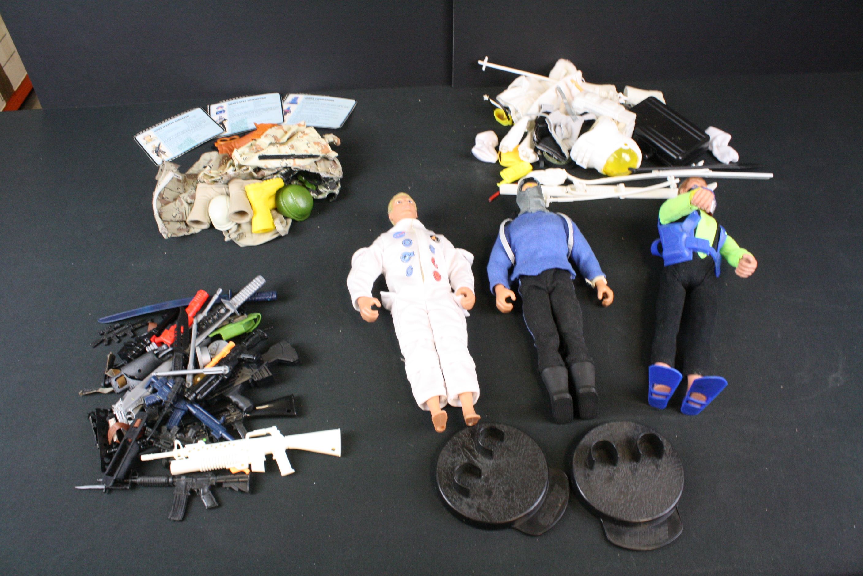 Collection of figures and accessories to include 2 x carded Matchbox Stingray figures (Commander Sam - Image 3 of 5