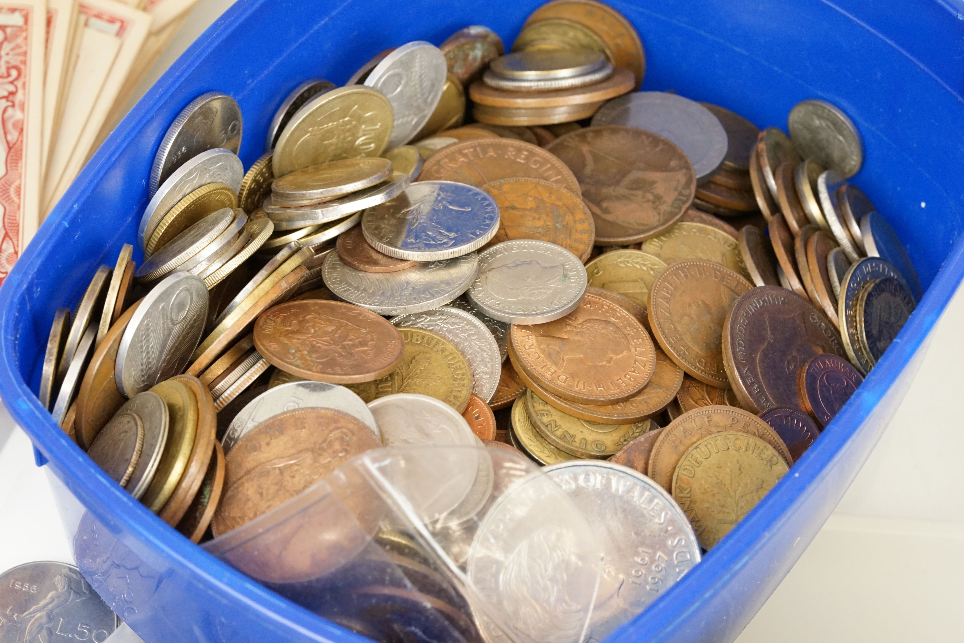 A Collection of mixed British pre decimal and foreign coins and banknotes to include a large - Image 8 of 11