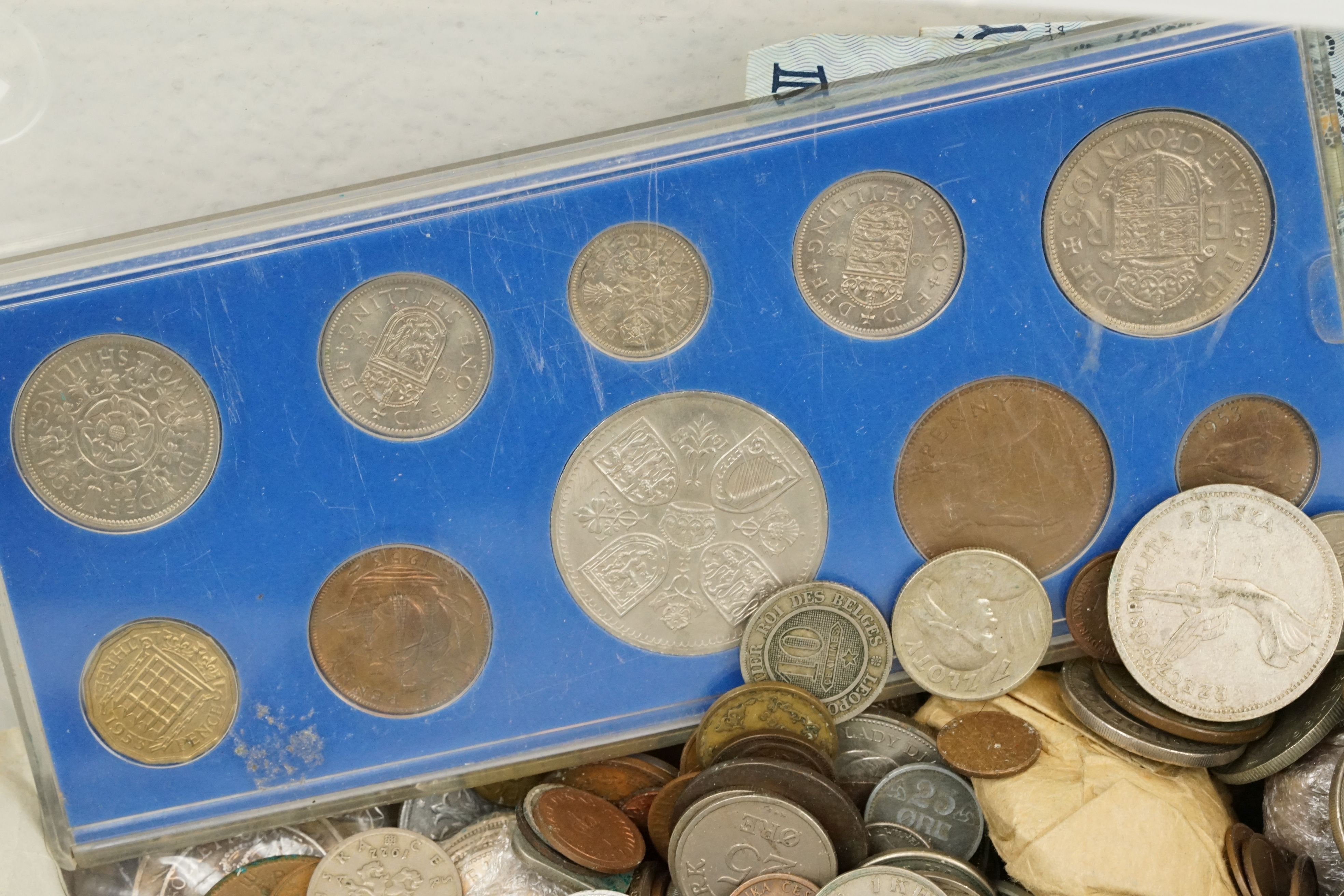 A small collection of mixed coins and banknotes to include British and foreign examples. - Image 4 of 10