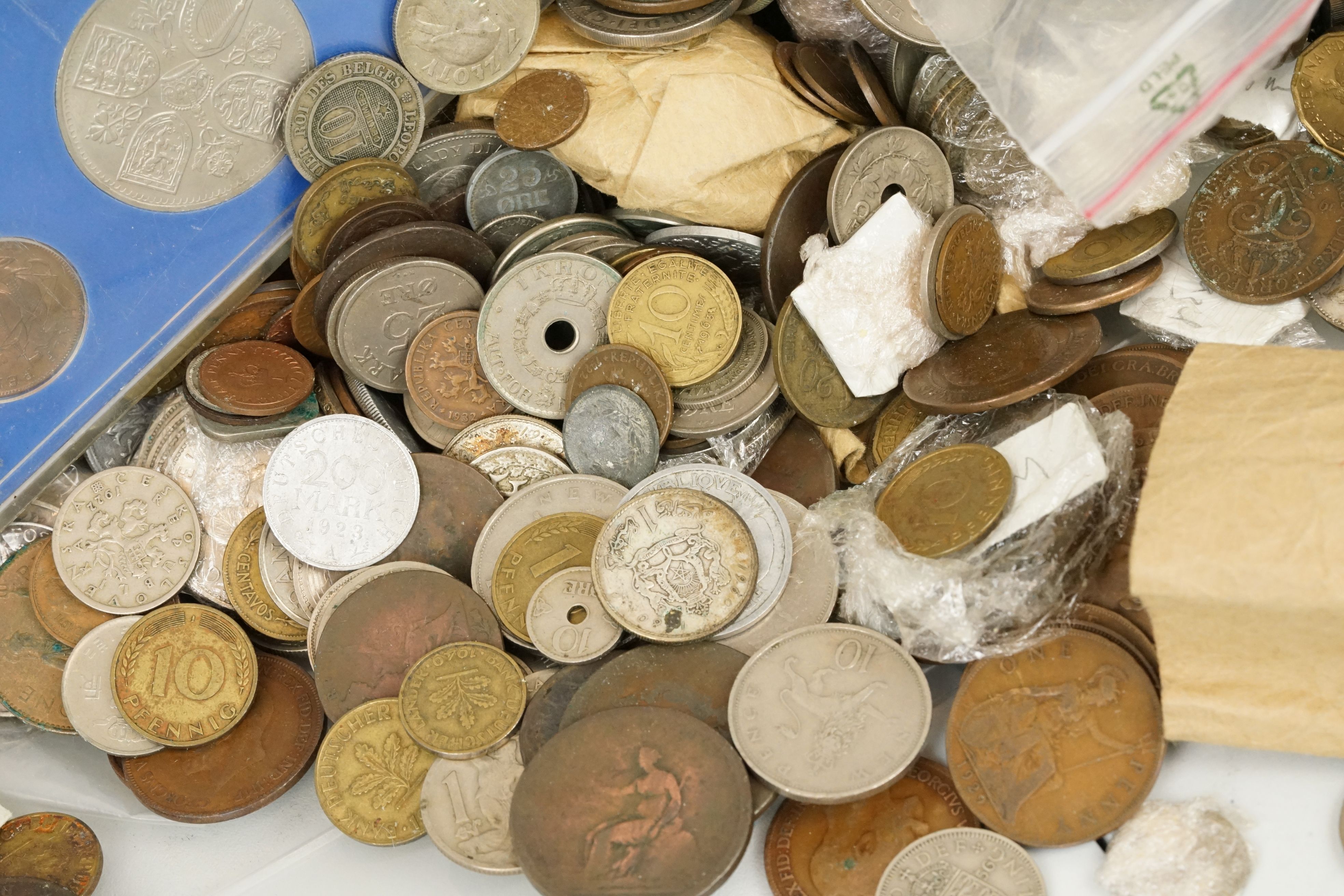 A small collection of mixed coins and banknotes to include British and foreign examples. - Image 5 of 10