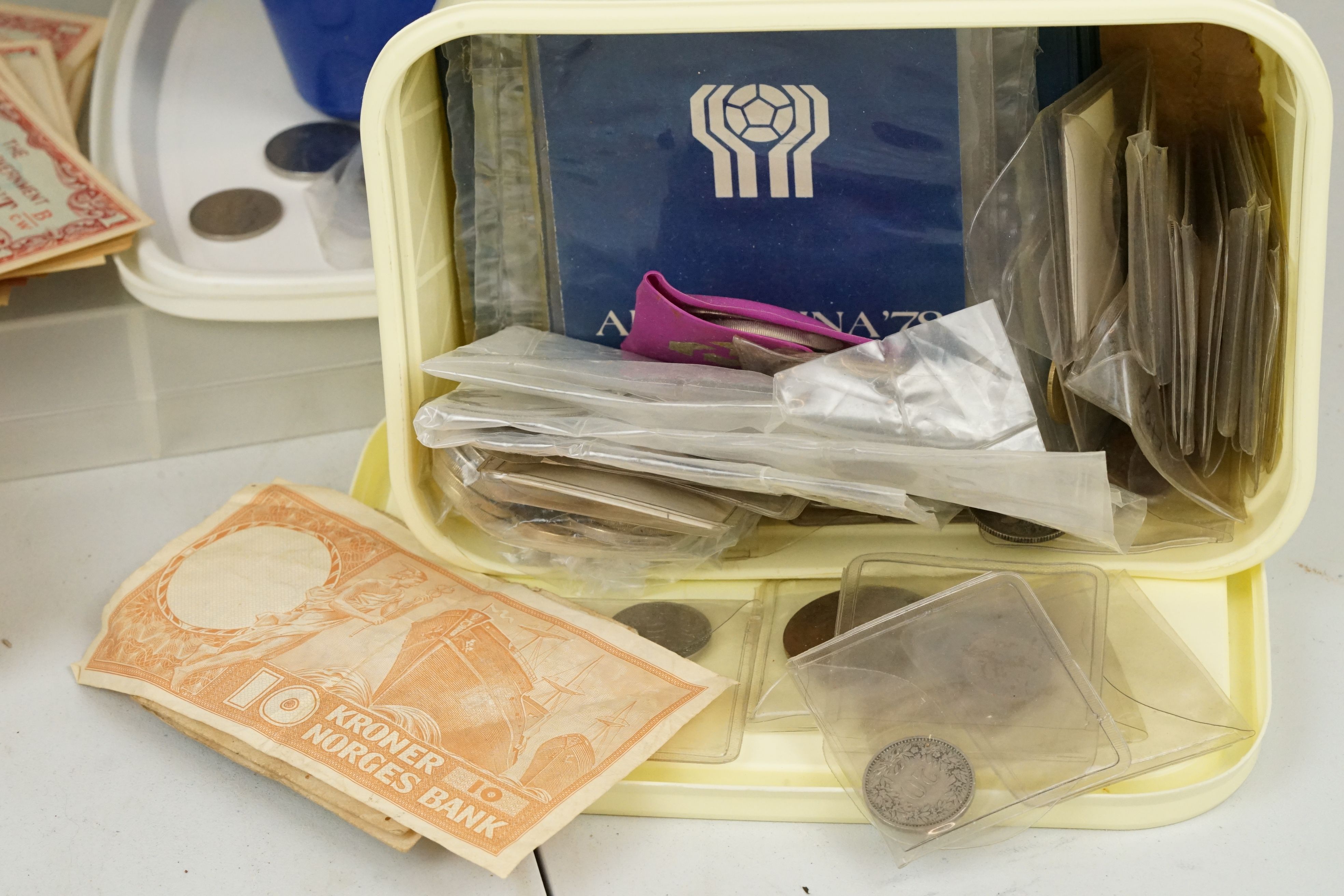 A Collection of mixed British pre decimal and foreign coins and banknotes to include a large - Image 5 of 11