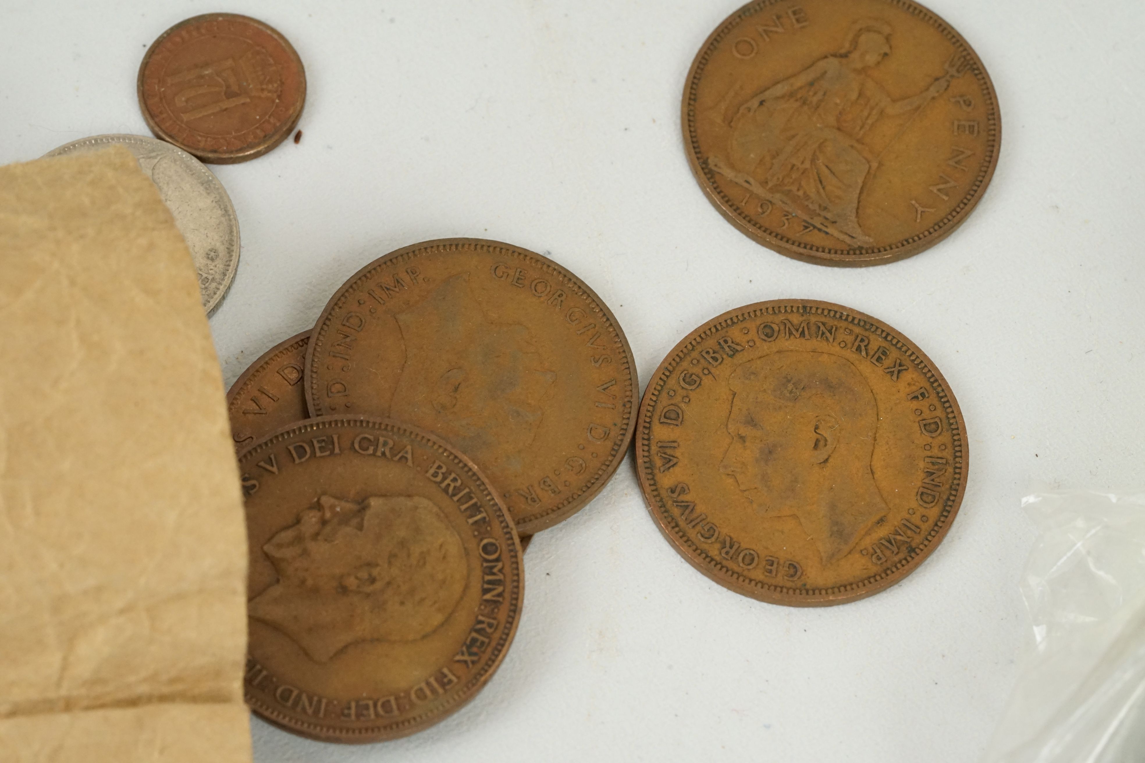 A small collection of mixed coins and banknotes to include British and foreign examples. - Image 9 of 10