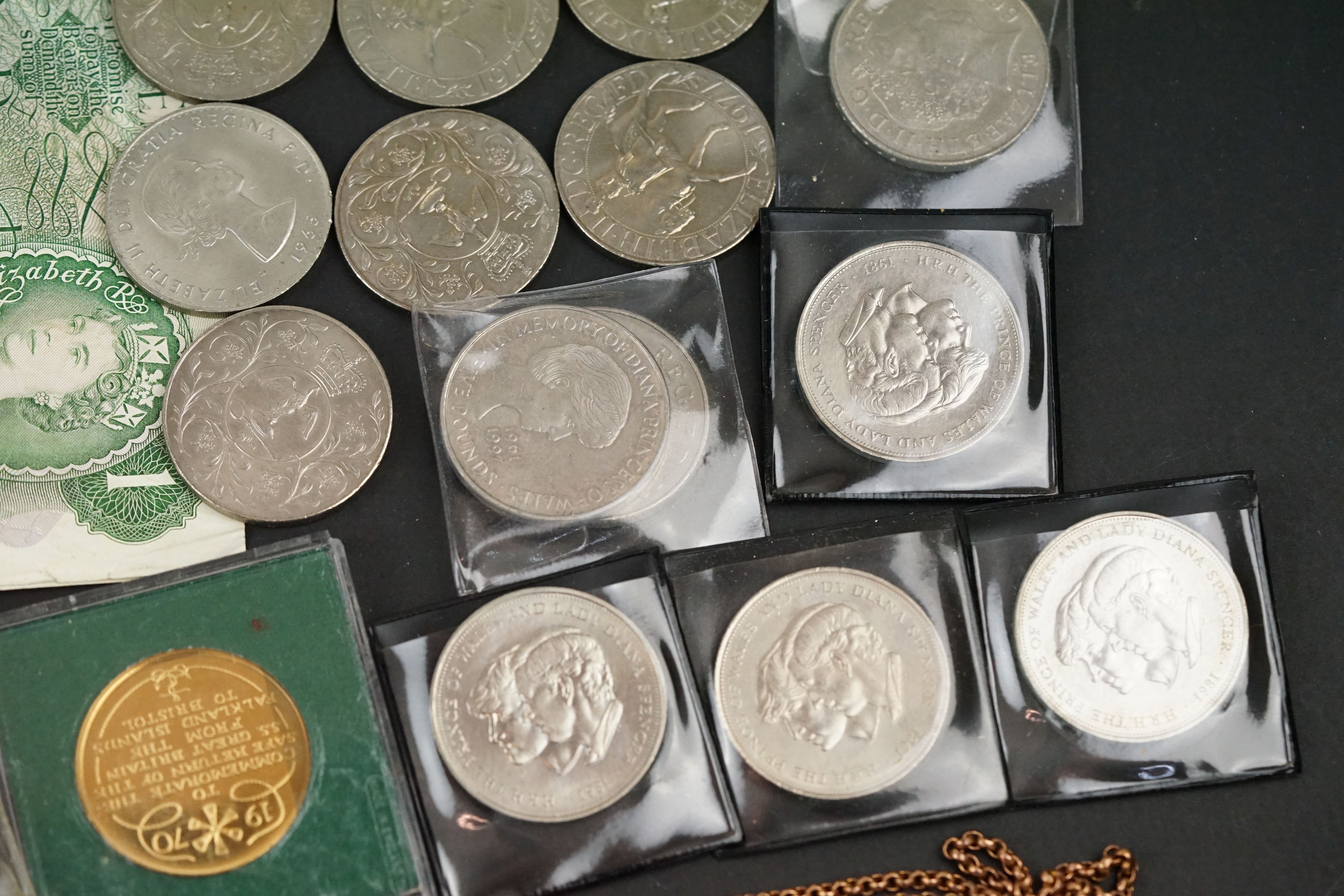 A small collection of mainly British coins to include commemorative crowns, a quantity of pre - Image 3 of 5