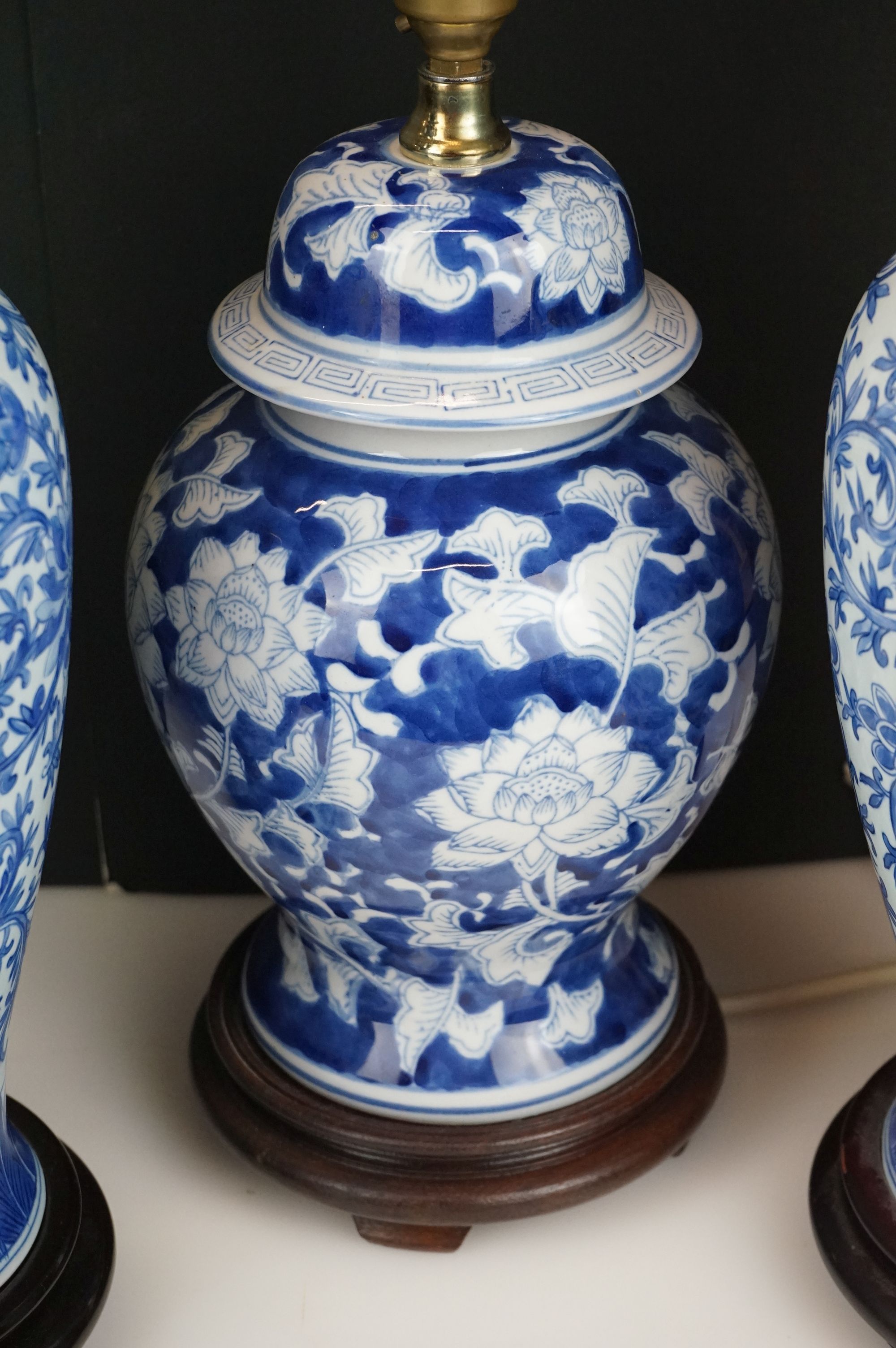 Pair of Blue and White Ceramic Table Lamps in the form of Lidded Ginger Jars on Wooden Stands, - Image 2 of 4