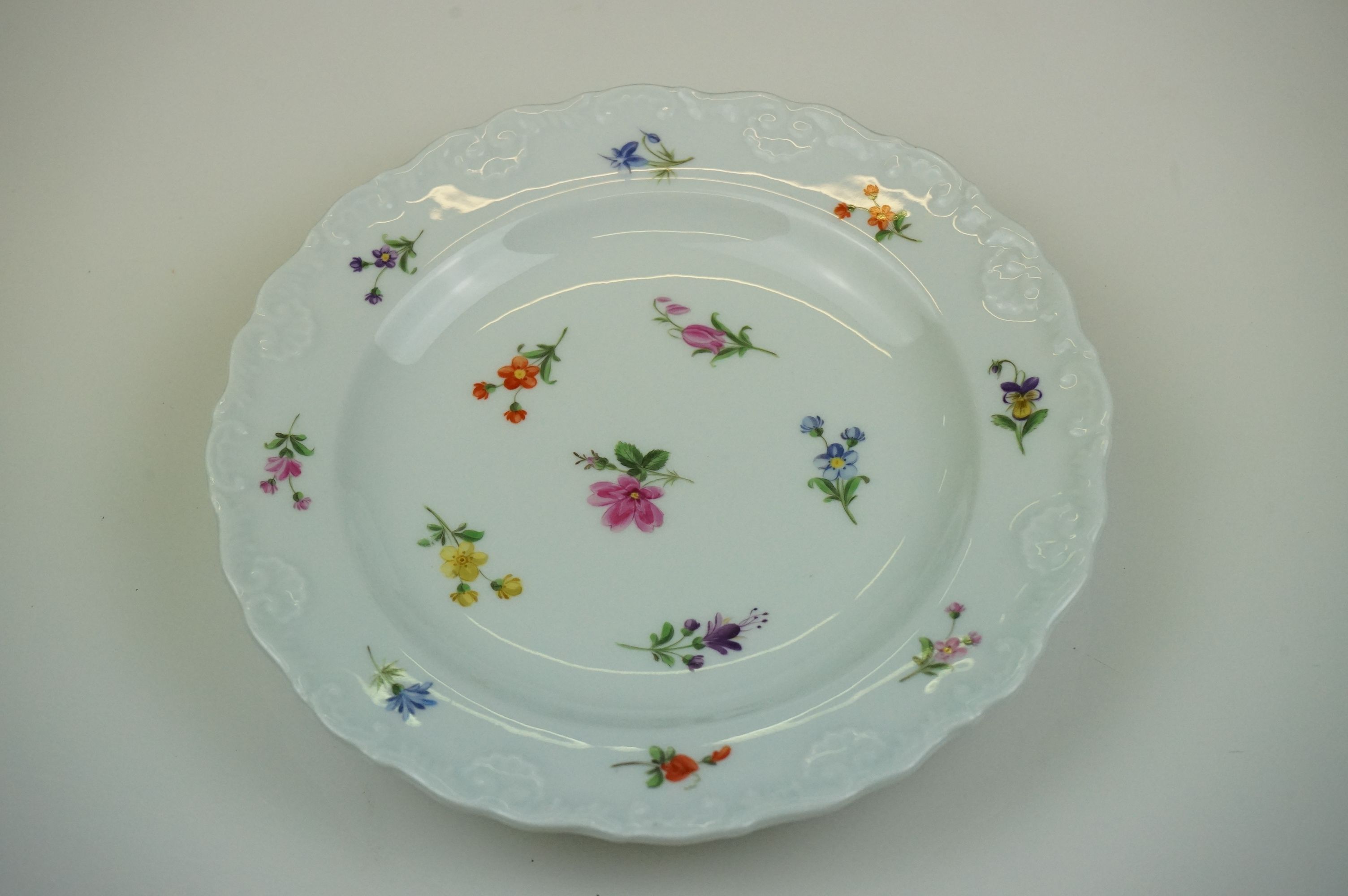 Set of Six Meissen Porcelain Tea Plates decorated with flowers, blue under-glazed cross swords mark, - Image 6 of 9