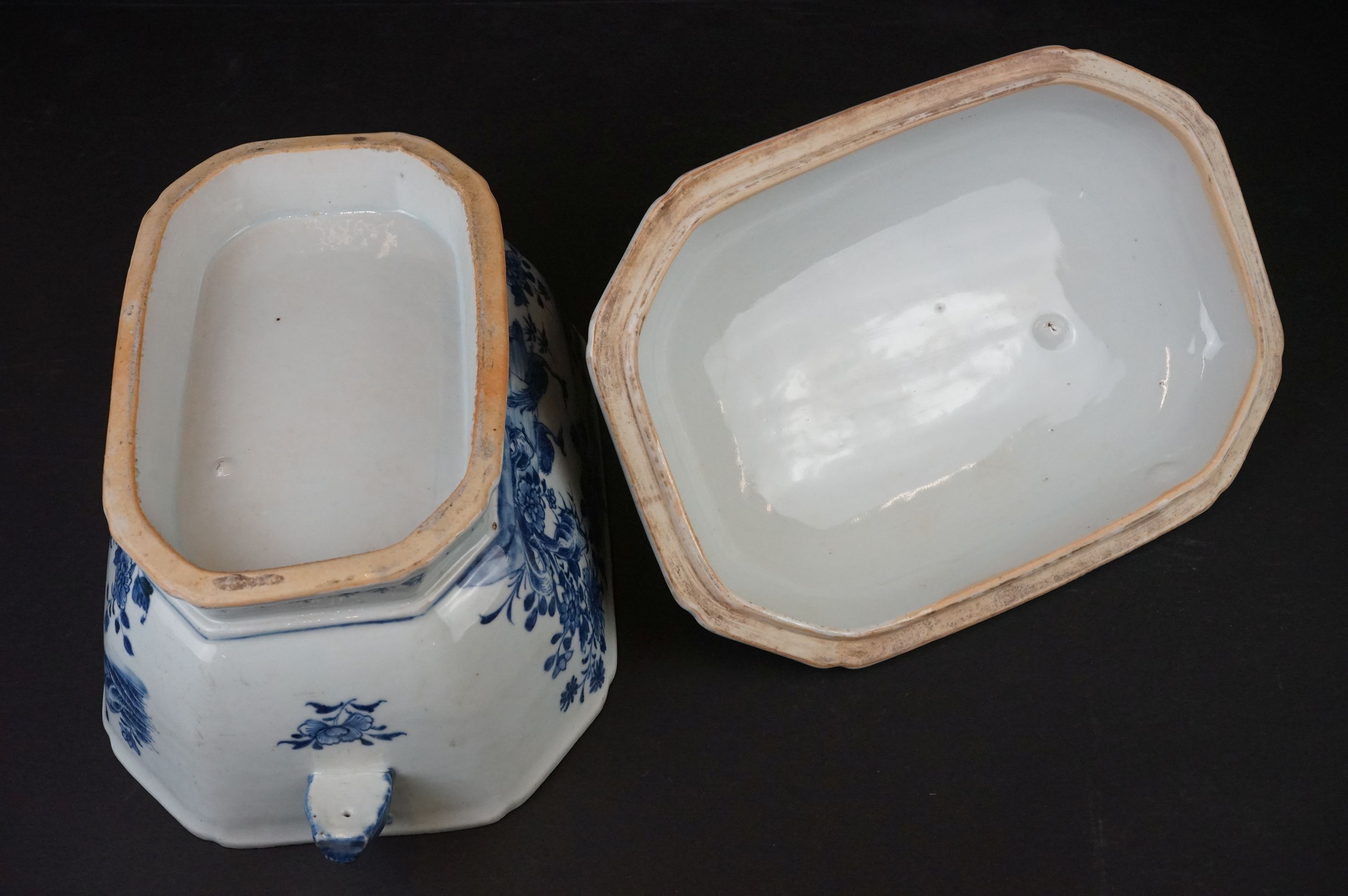 18th century Chinese Blue and White Octagonal Tureen and Cover (a/f), 34cm wide - Image 4 of 4