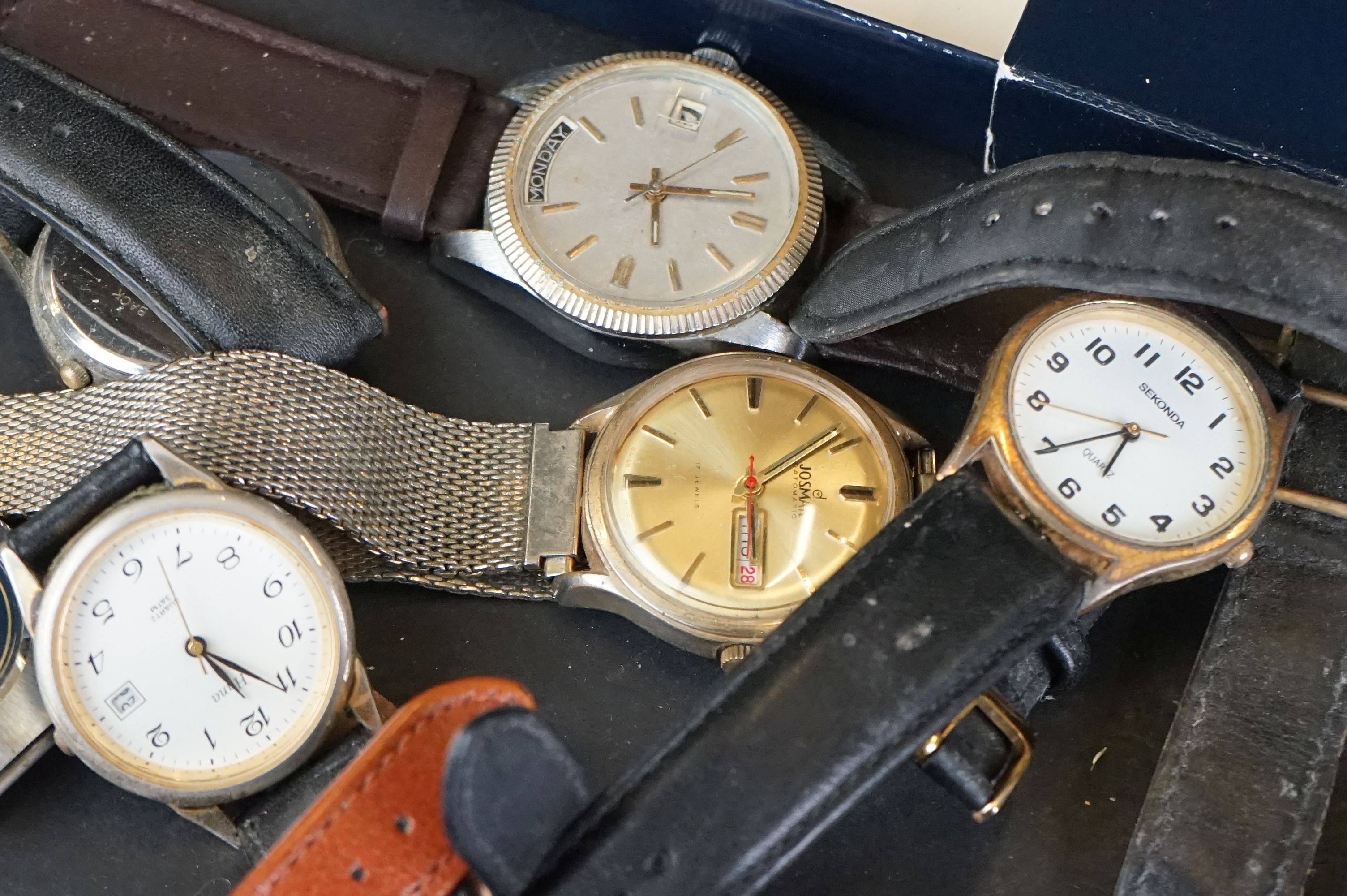 Collection of gentlemen's watches to include vintage Swiss and LCD examples - Image 4 of 6