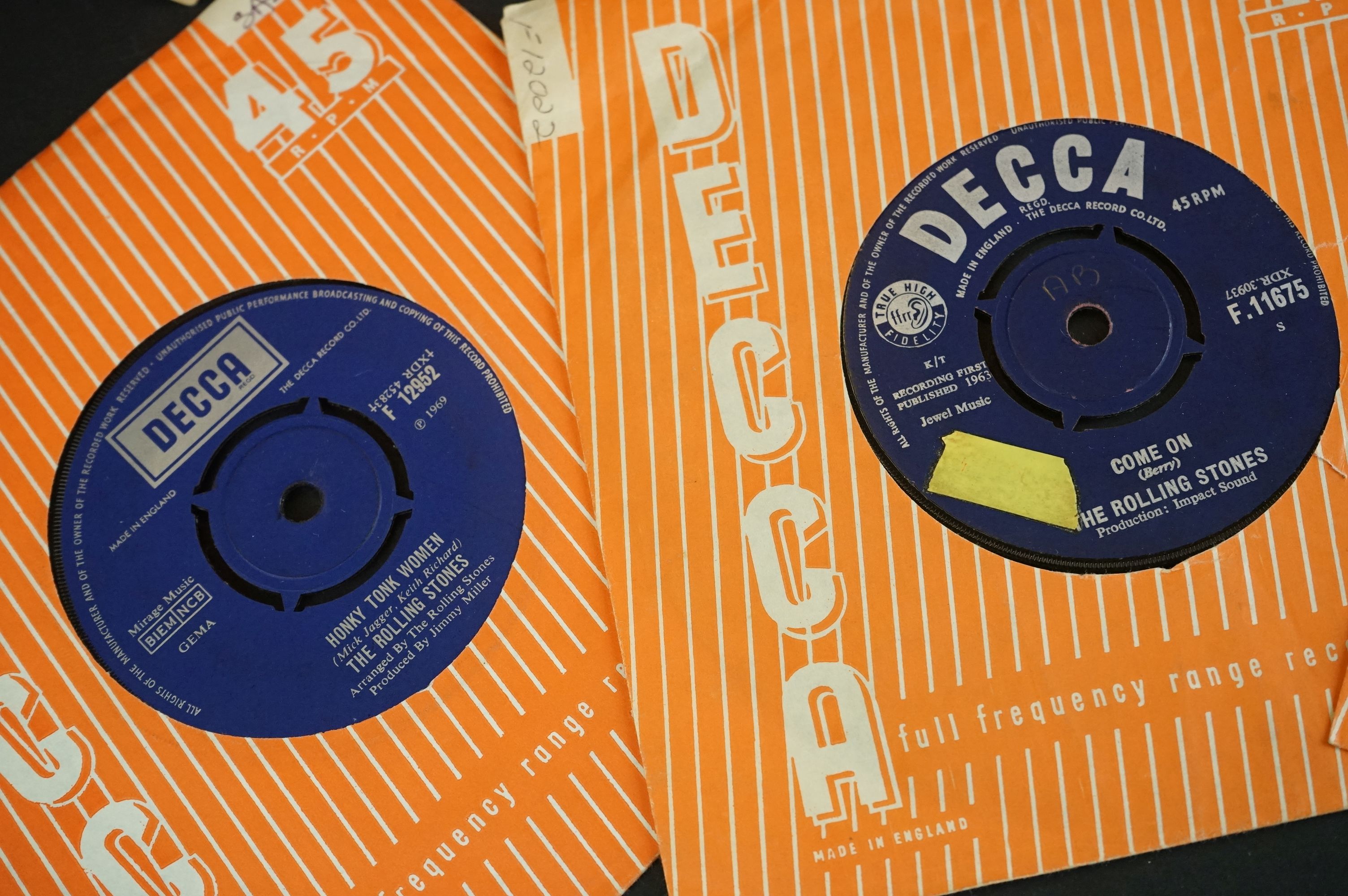 A small collection of 7" single vinyl records to include The Beatles, The Rolling Stones and Elvis - Image 5 of 7