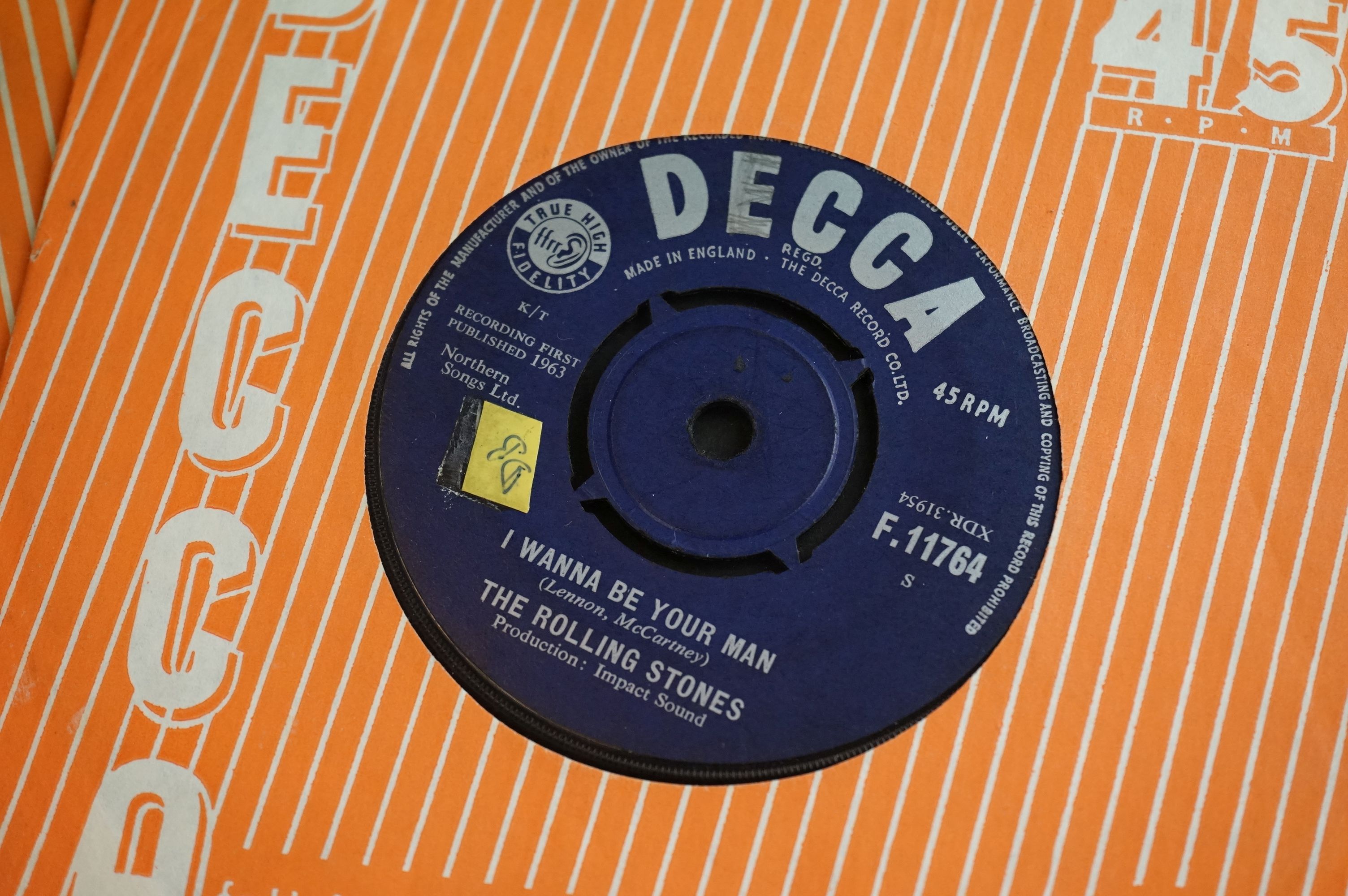 A small collection of 7" single vinyl records to include The Beatles, The Rolling Stones and Elvis - Image 6 of 7