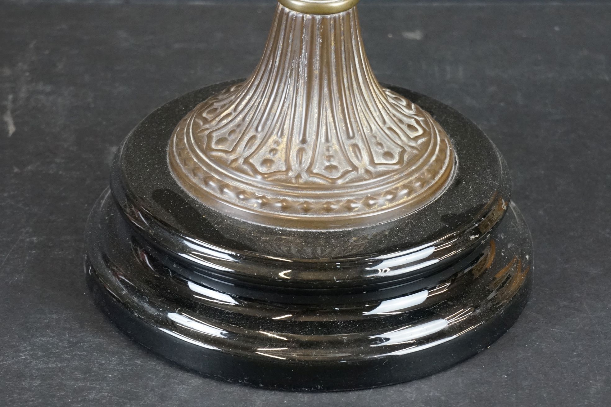 Late 19th / Early 20th century oil lamp with clear cut glass layered pattern font, brass base with - Image 3 of 3