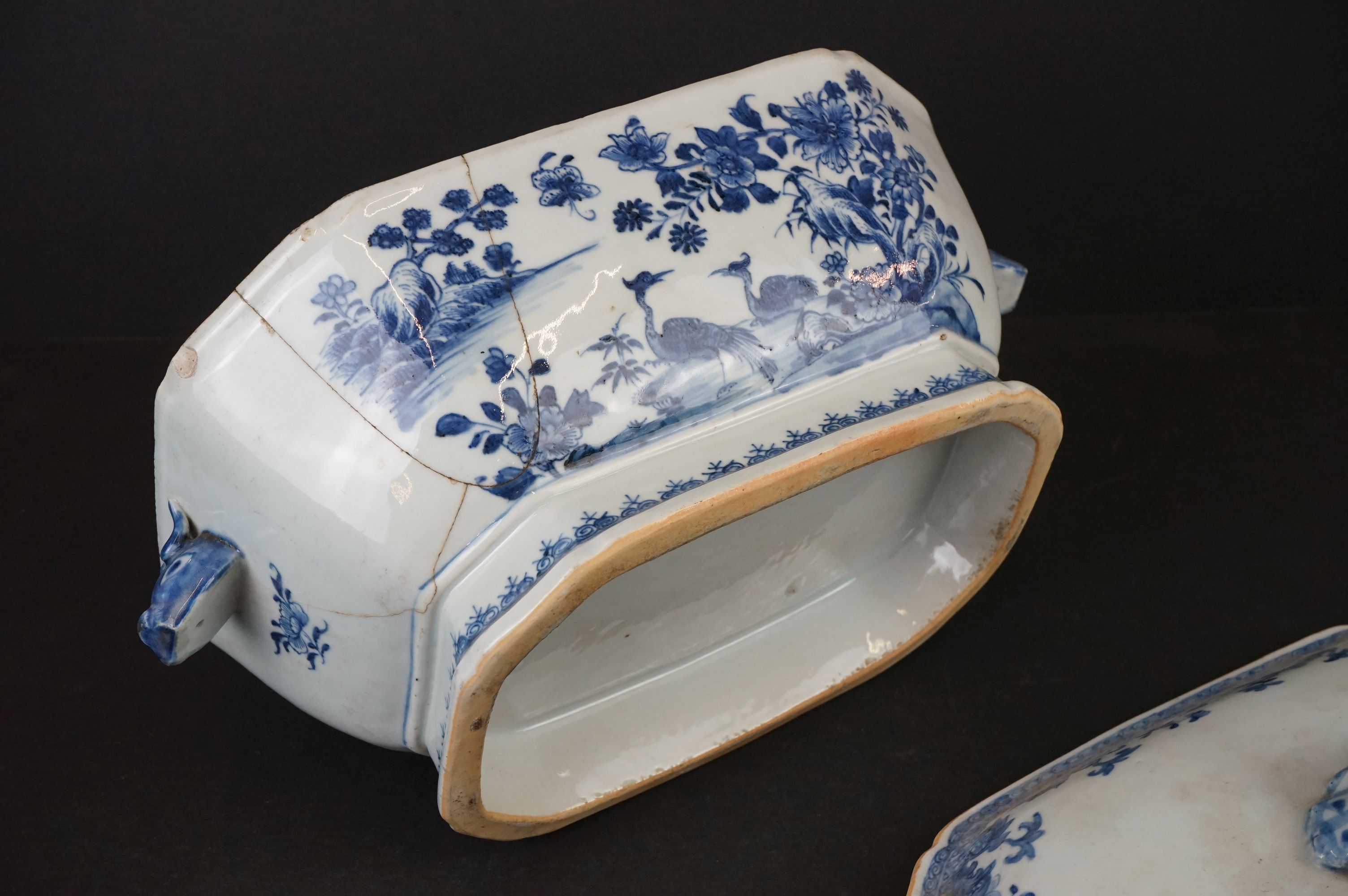 18th century Chinese Blue and White Octagonal Tureen and Cover (a/f), 34cm wide - Image 2 of 4