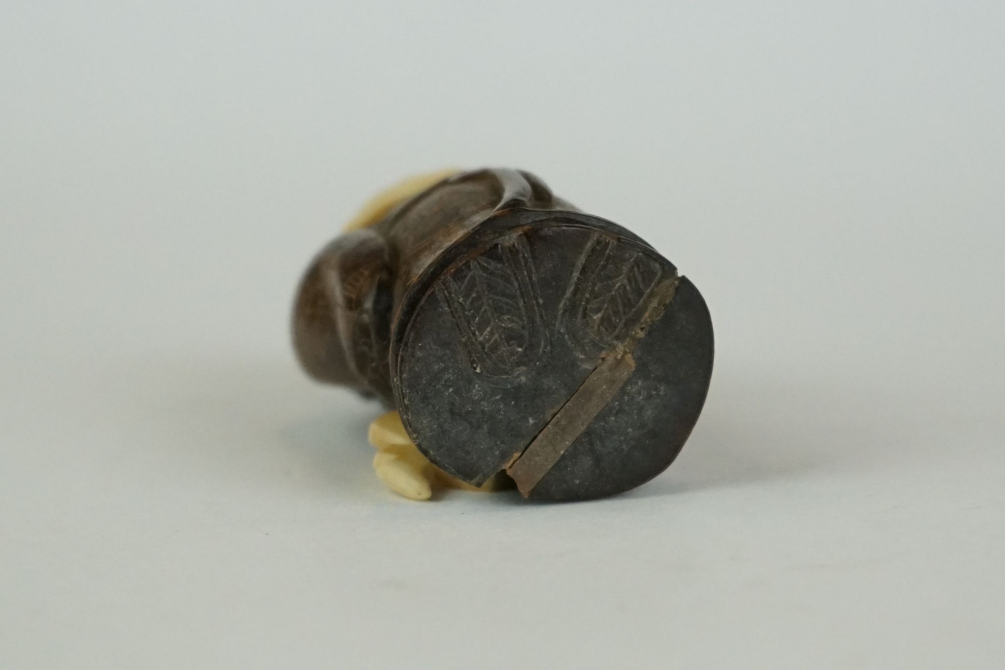 A collection of three hand carved wooden Chinese Netsuke to include a signed example. - Image 8 of 8