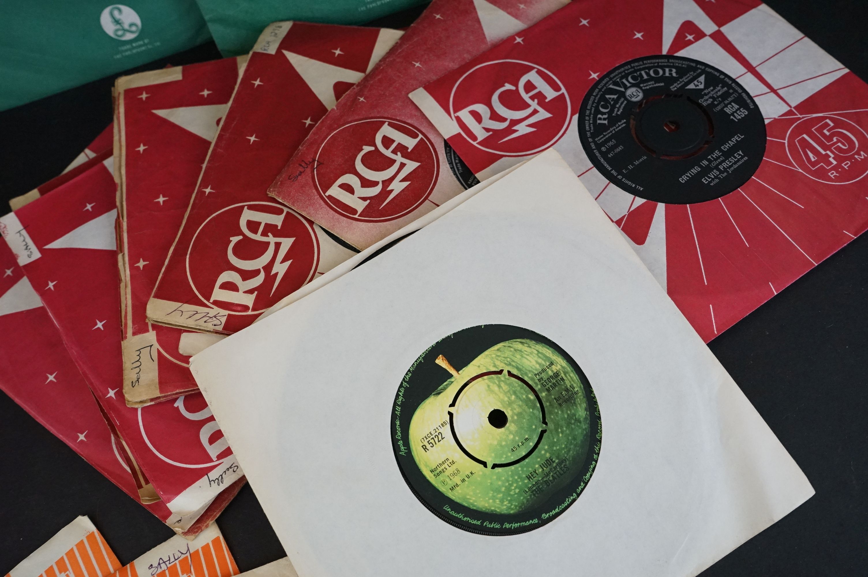 A small collection of 7" single vinyl records to include The Beatles, The Rolling Stones and Elvis - Image 3 of 7