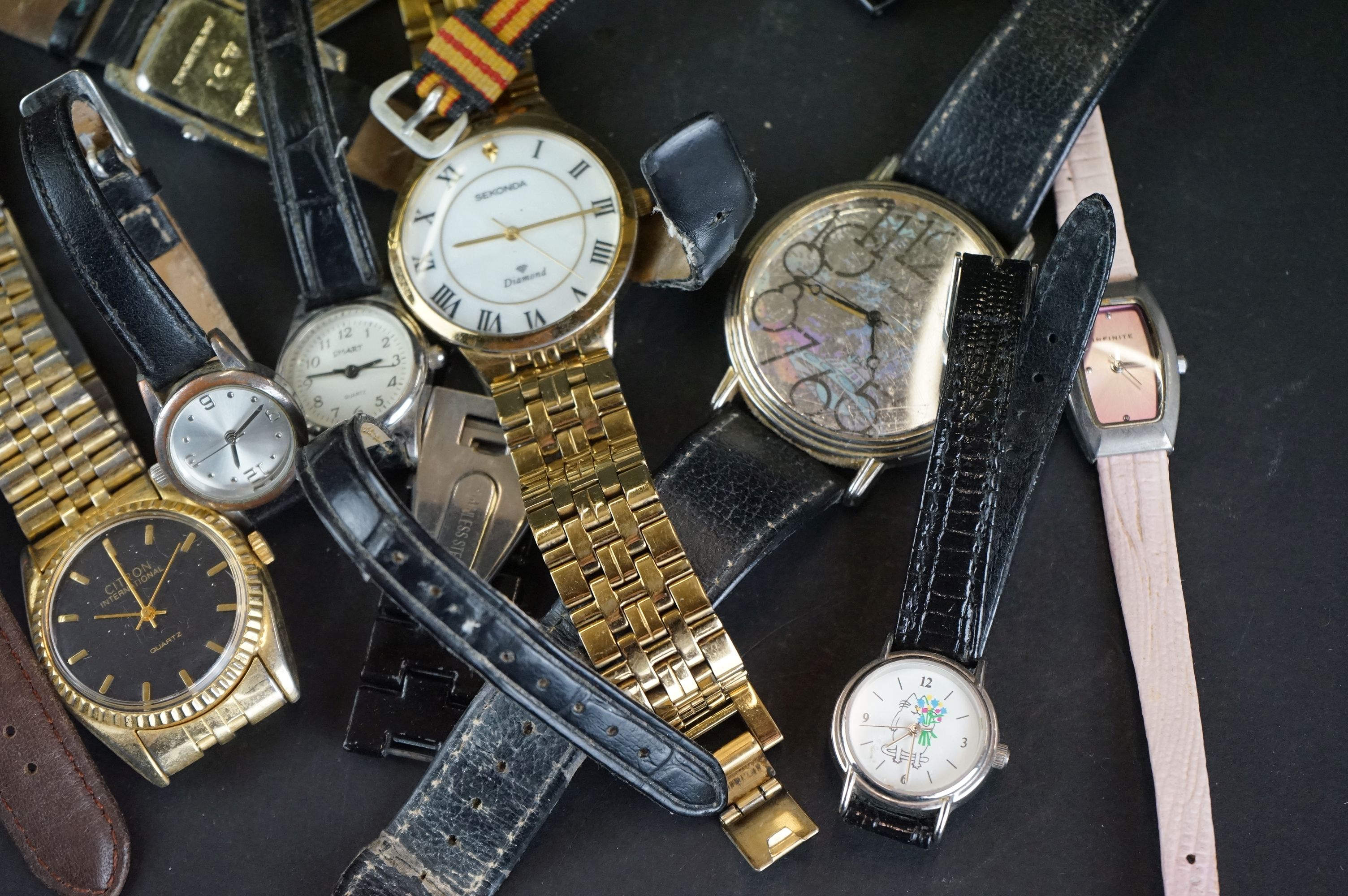 A collection of ladies and gents mainly contemporary wristwatches. - Image 2 of 9