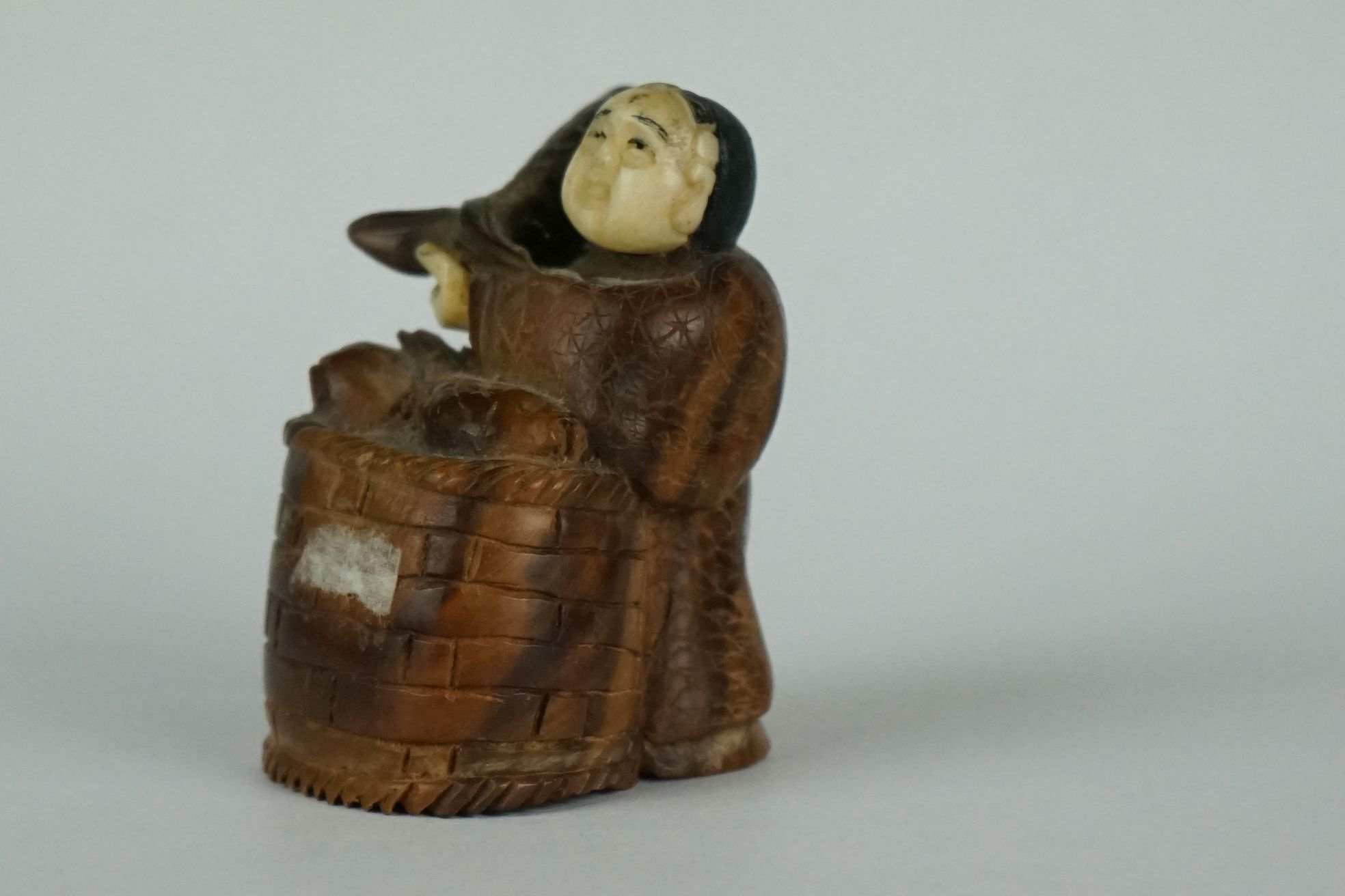 A collection of three hand carved wooden Chinese Netsuke to include a signed example. - Image 4 of 8