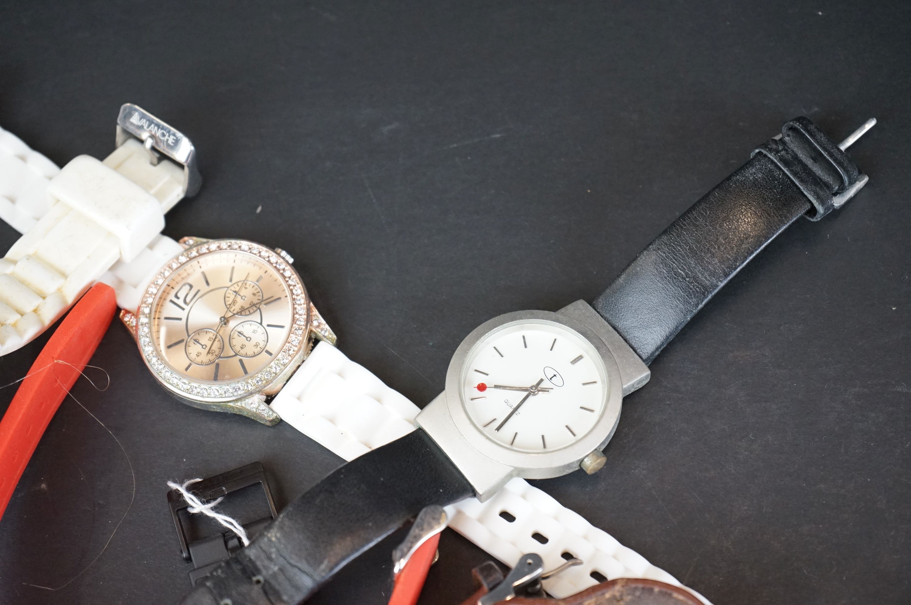 A collection of ladies and gents mainly contemporary wristwatches. - Image 3 of 9