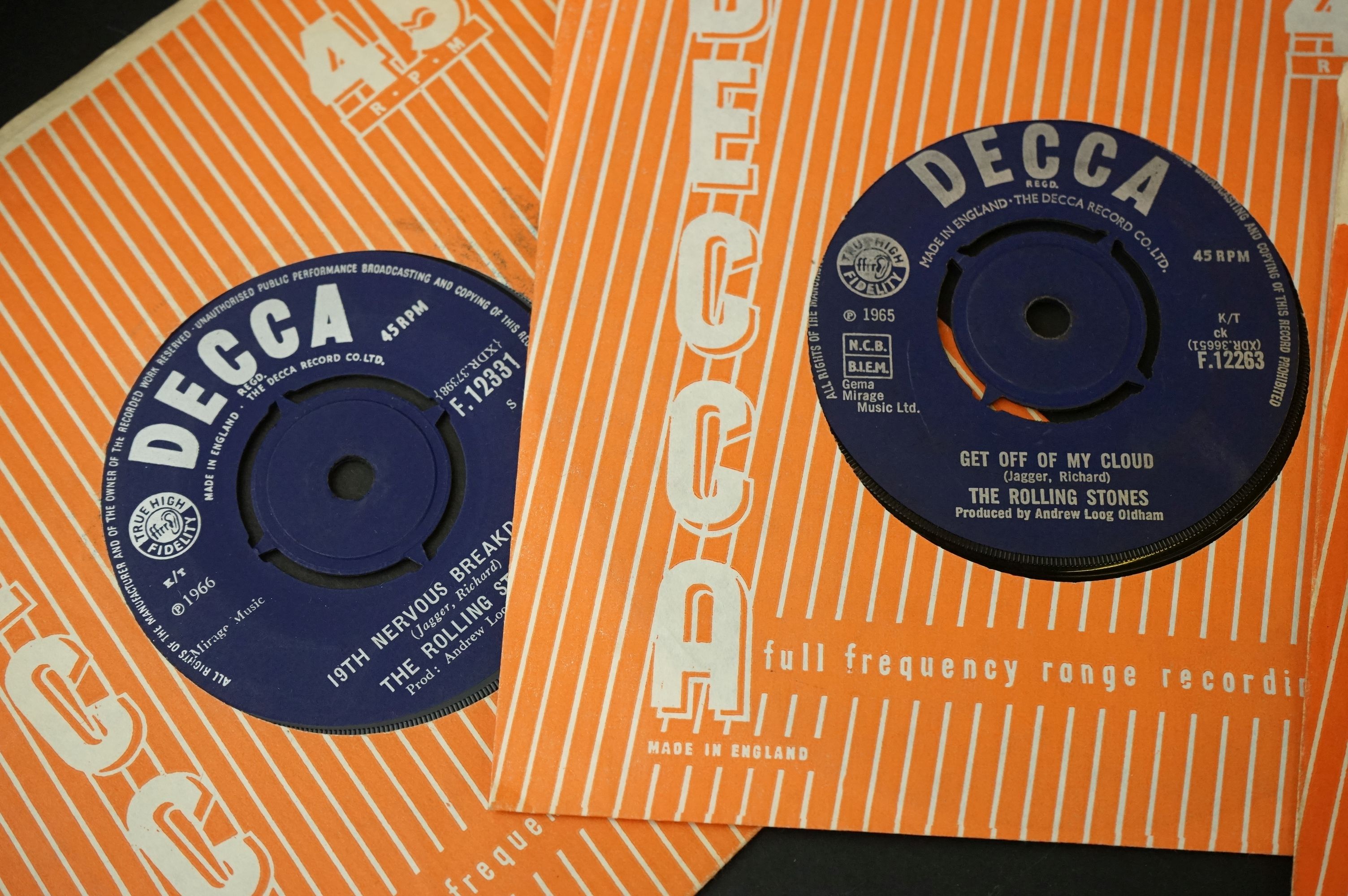 A small collection of 7" single vinyl records to include The Beatles, The Rolling Stones and Elvis - Image 4 of 7