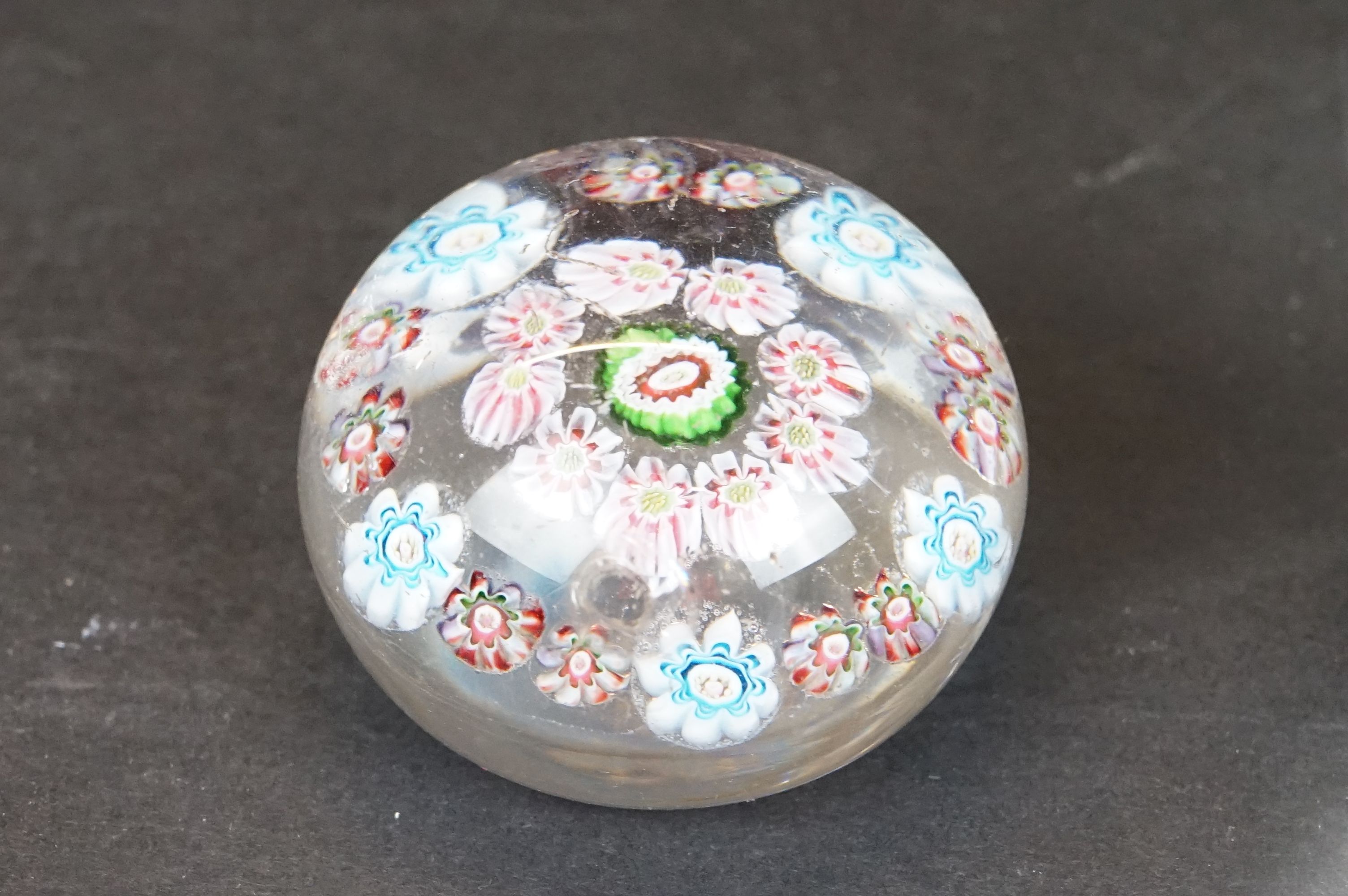 Collection of glass paperweights to include Mdina and Caithness examples - Image 4 of 4