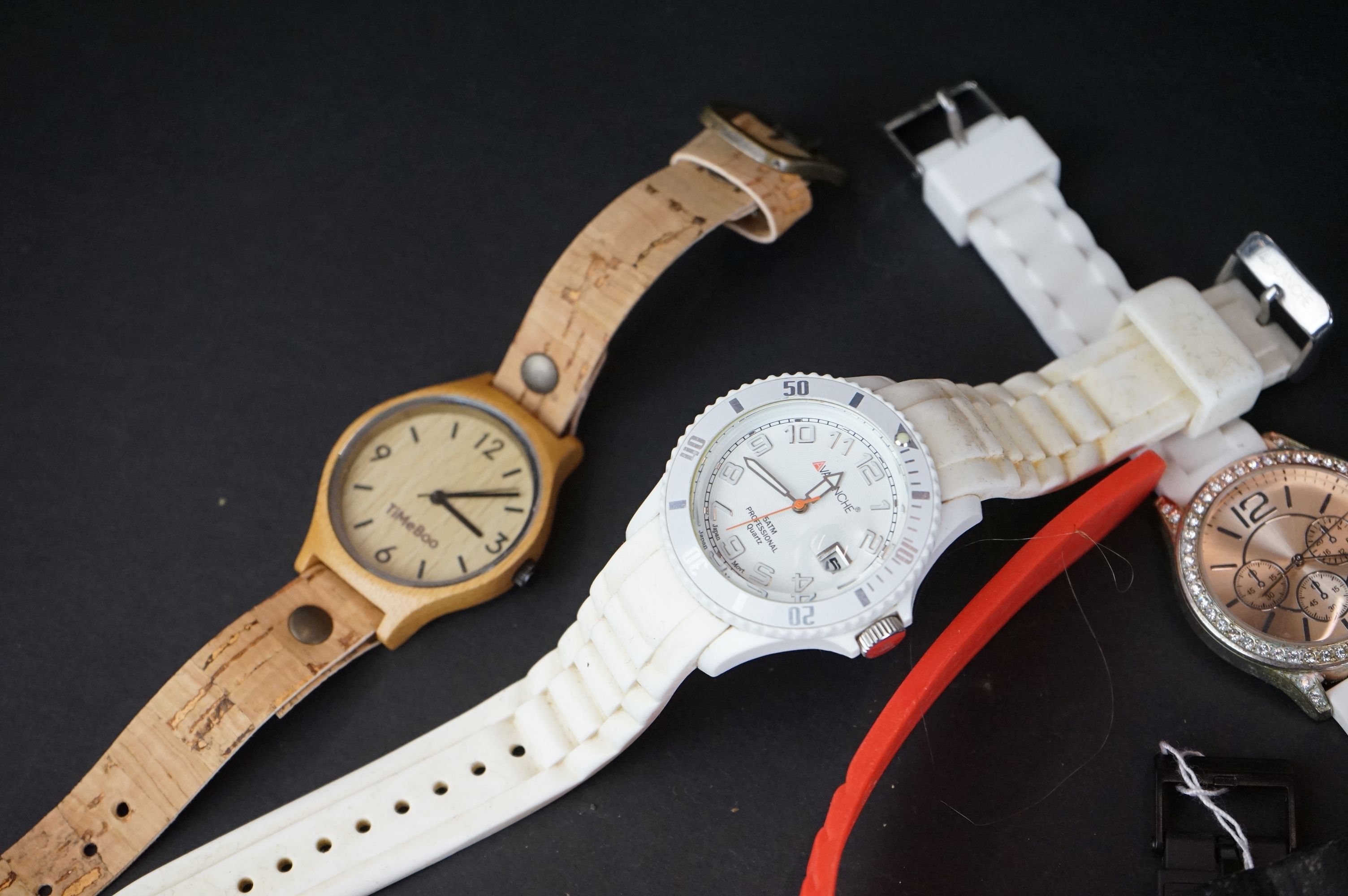 A collection of ladies and gents mainly contemporary wristwatches. - Image 4 of 9