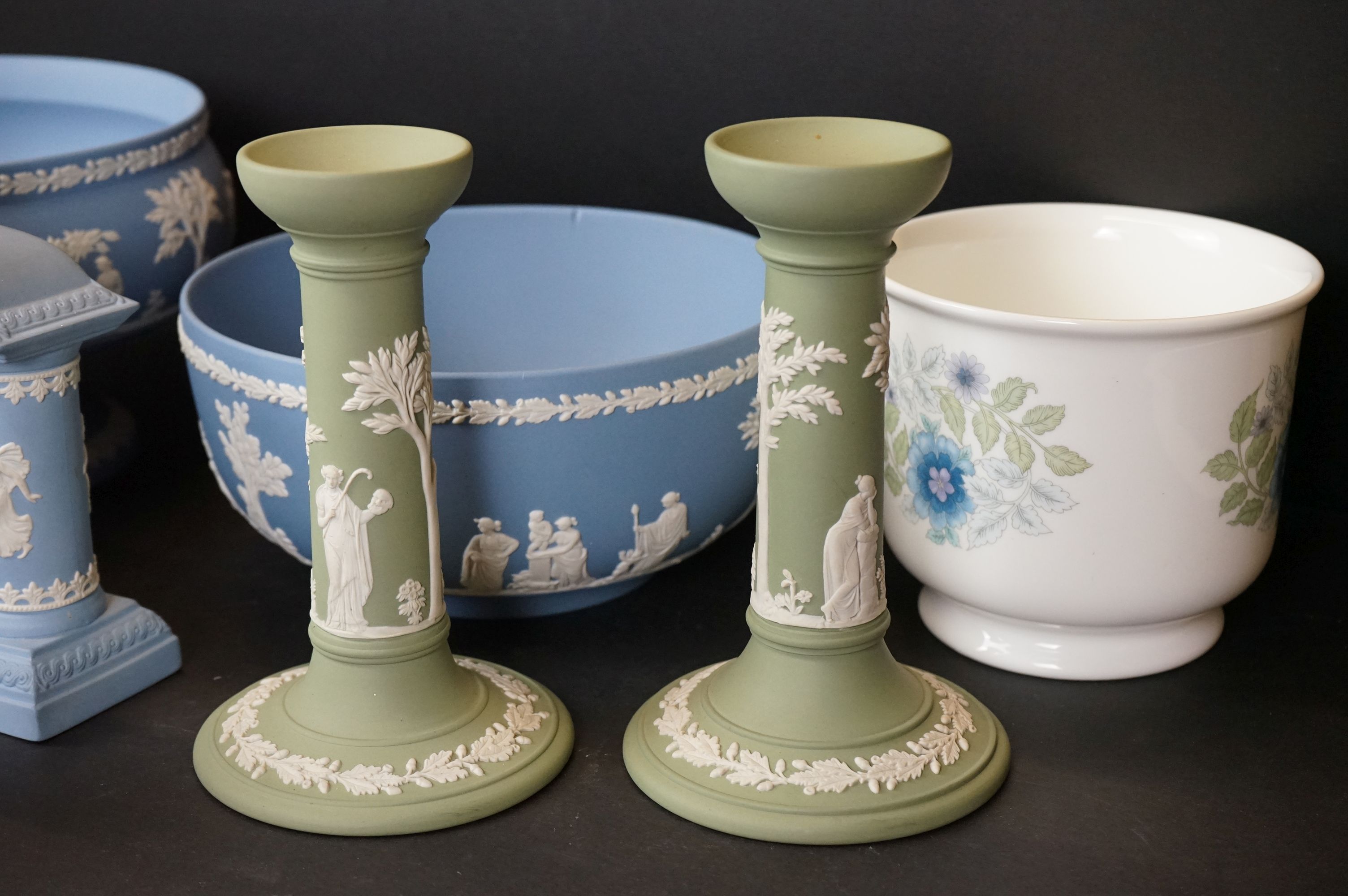 Quantity of Wedgwood Jasperware - to include a quartz mantle clock, bowl, tazza, a pair of - Image 3 of 8