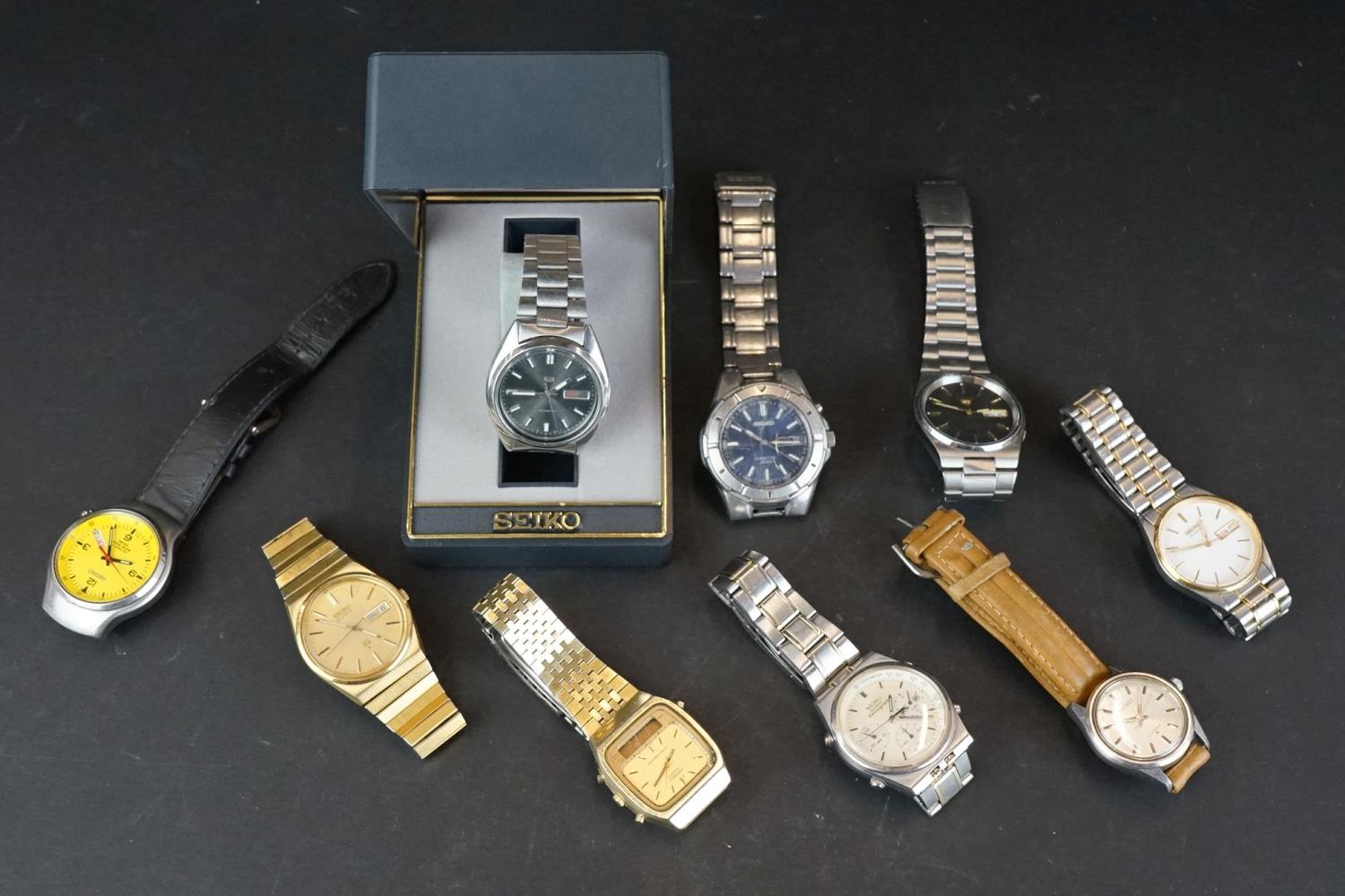 A collection of Gents Seiko watches to include a boxed Seiko 5 example.