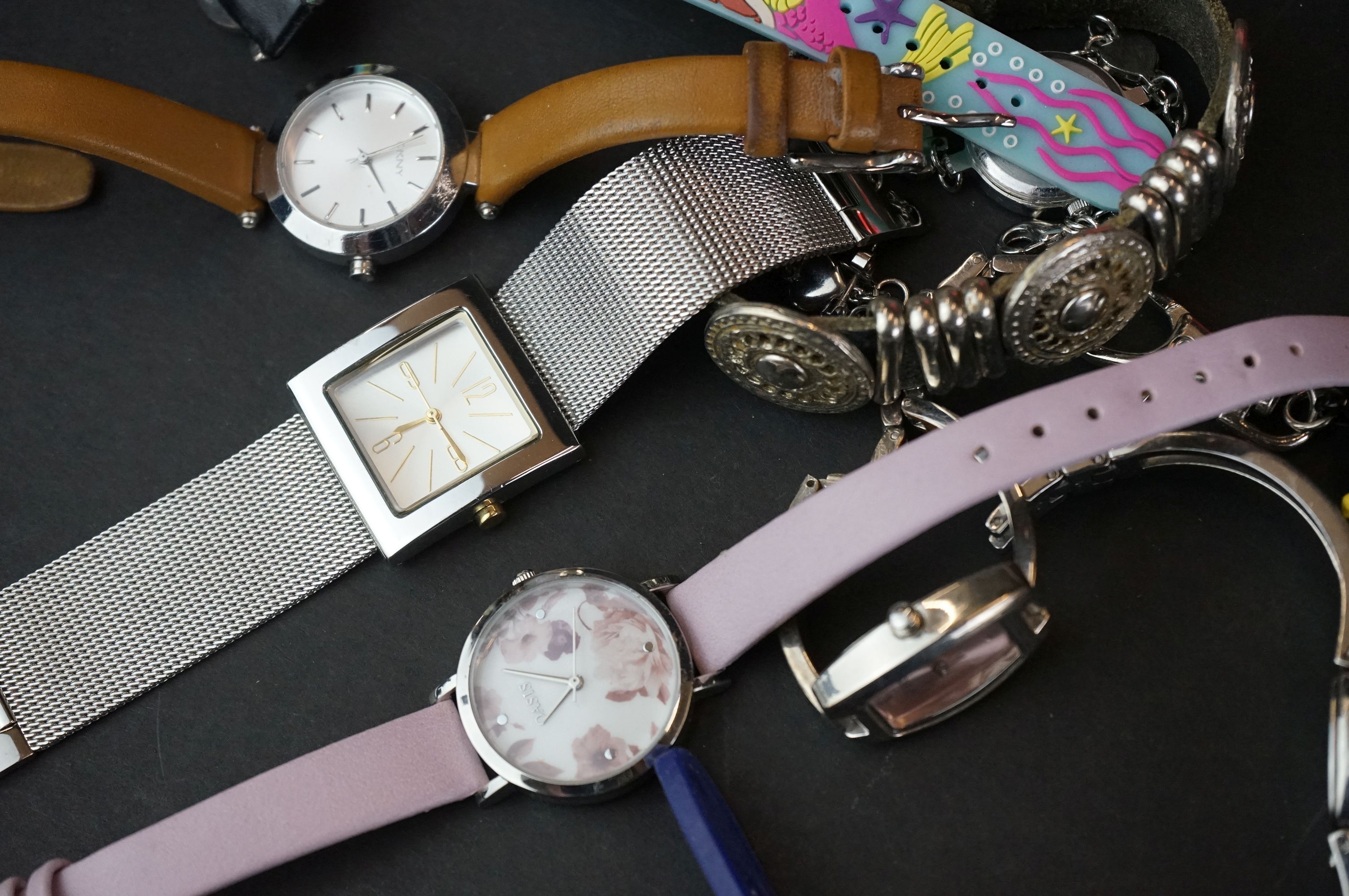 A collection of ladies and gents mainly contemporary wristwatches. - Image 6 of 9