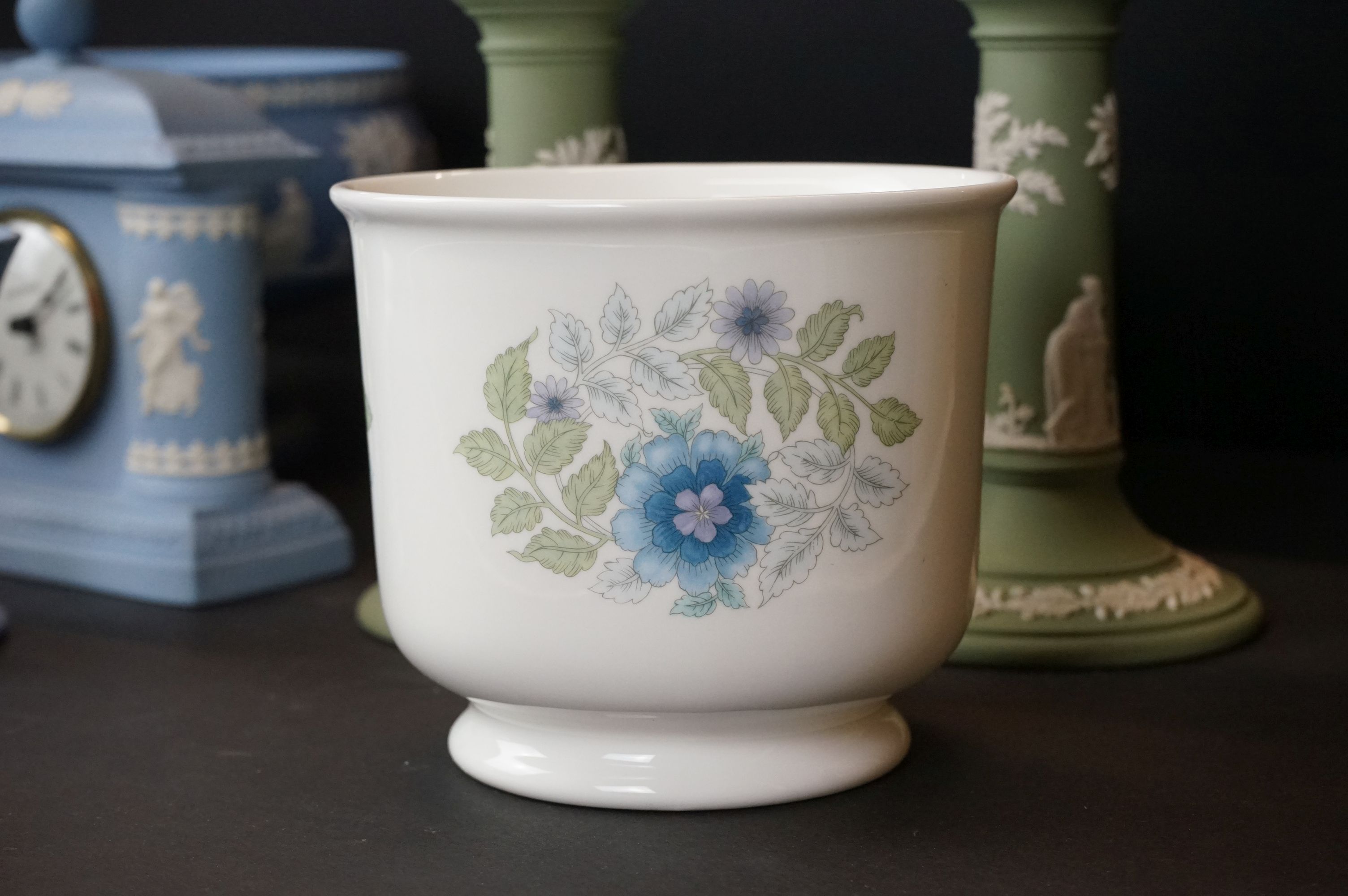 Quantity of Wedgwood Jasperware - to include a quartz mantle clock, bowl, tazza, a pair of - Image 4 of 8