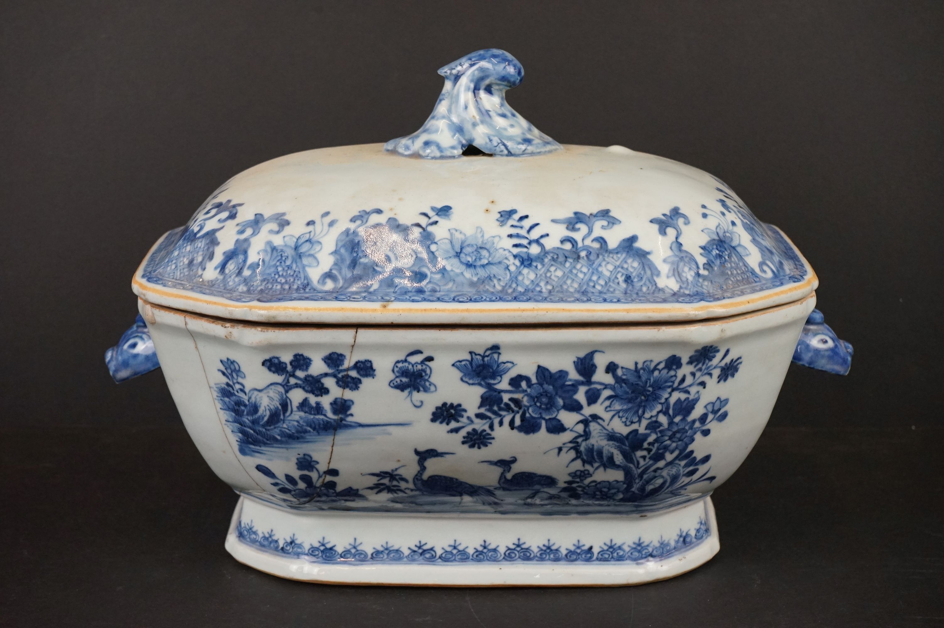 18th century Chinese Blue and White Octagonal Tureen and Cover (a/f), 34cm wide