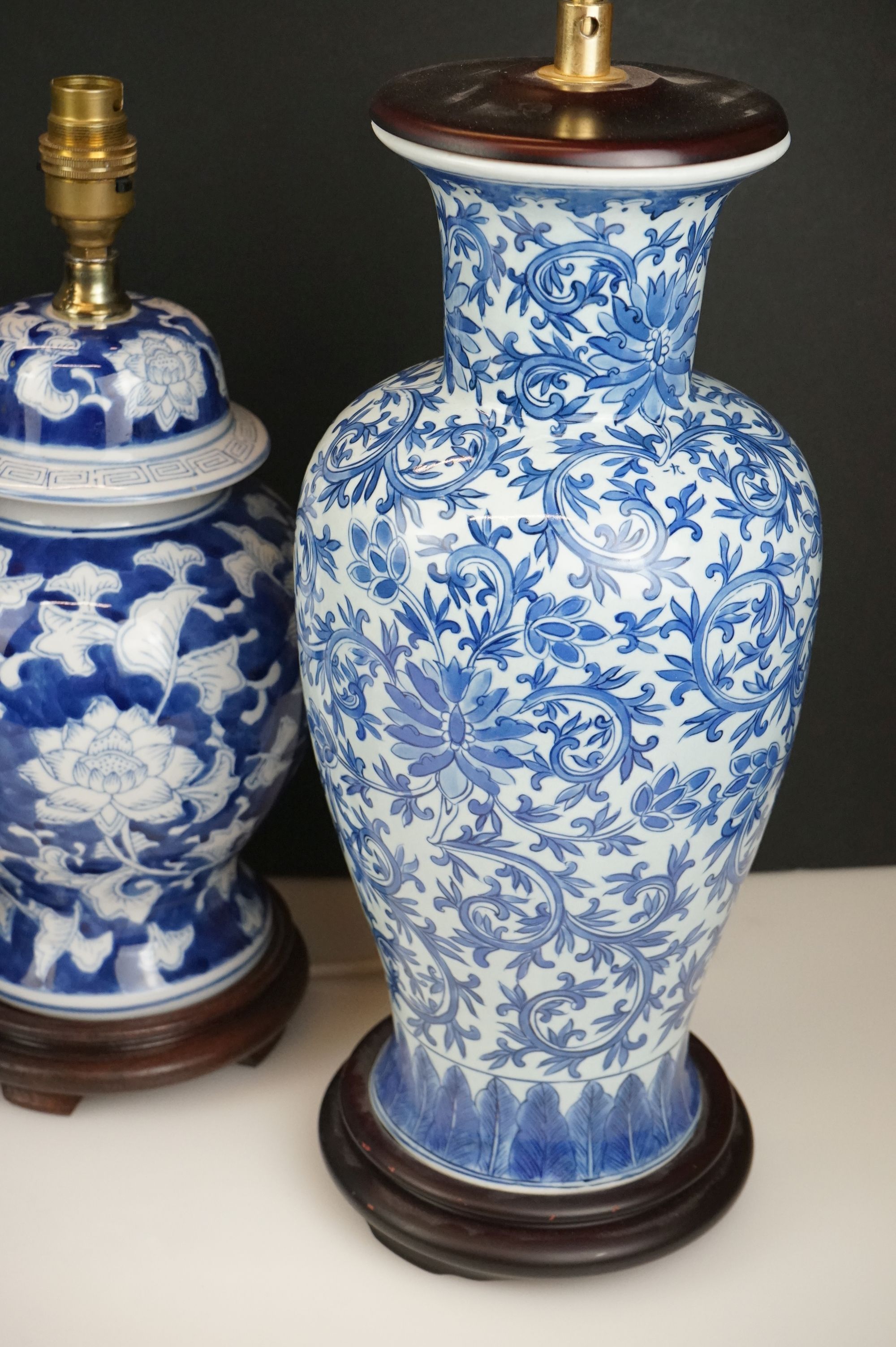 Pair of Blue and White Ceramic Table Lamps in the form of Lidded Ginger Jars on Wooden Stands, - Image 3 of 4