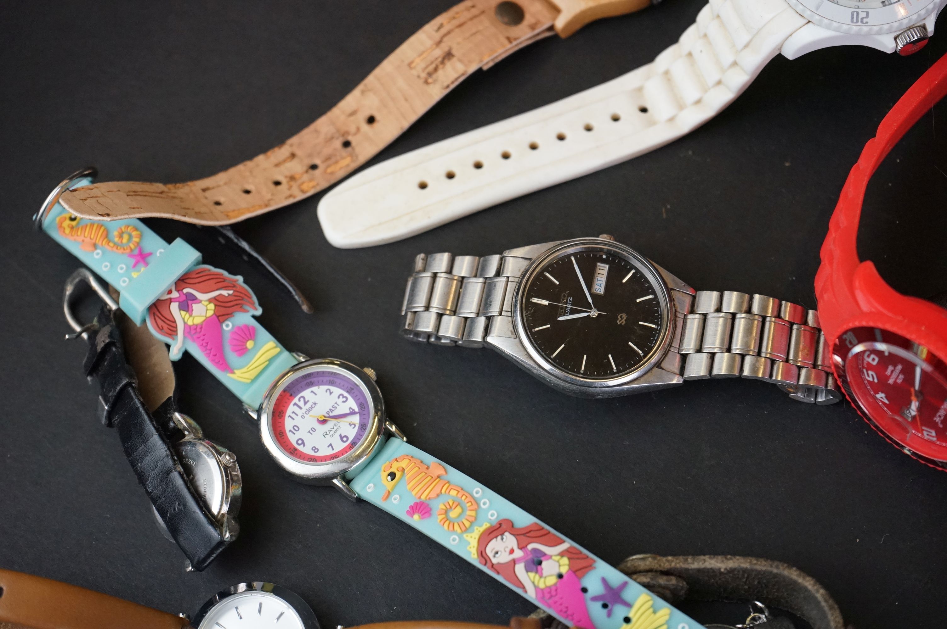 A collection of ladies and gents mainly contemporary wristwatches. - Image 5 of 9