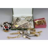 A small collection of mainly vintage jewellery to include 925 sterling silver examples.