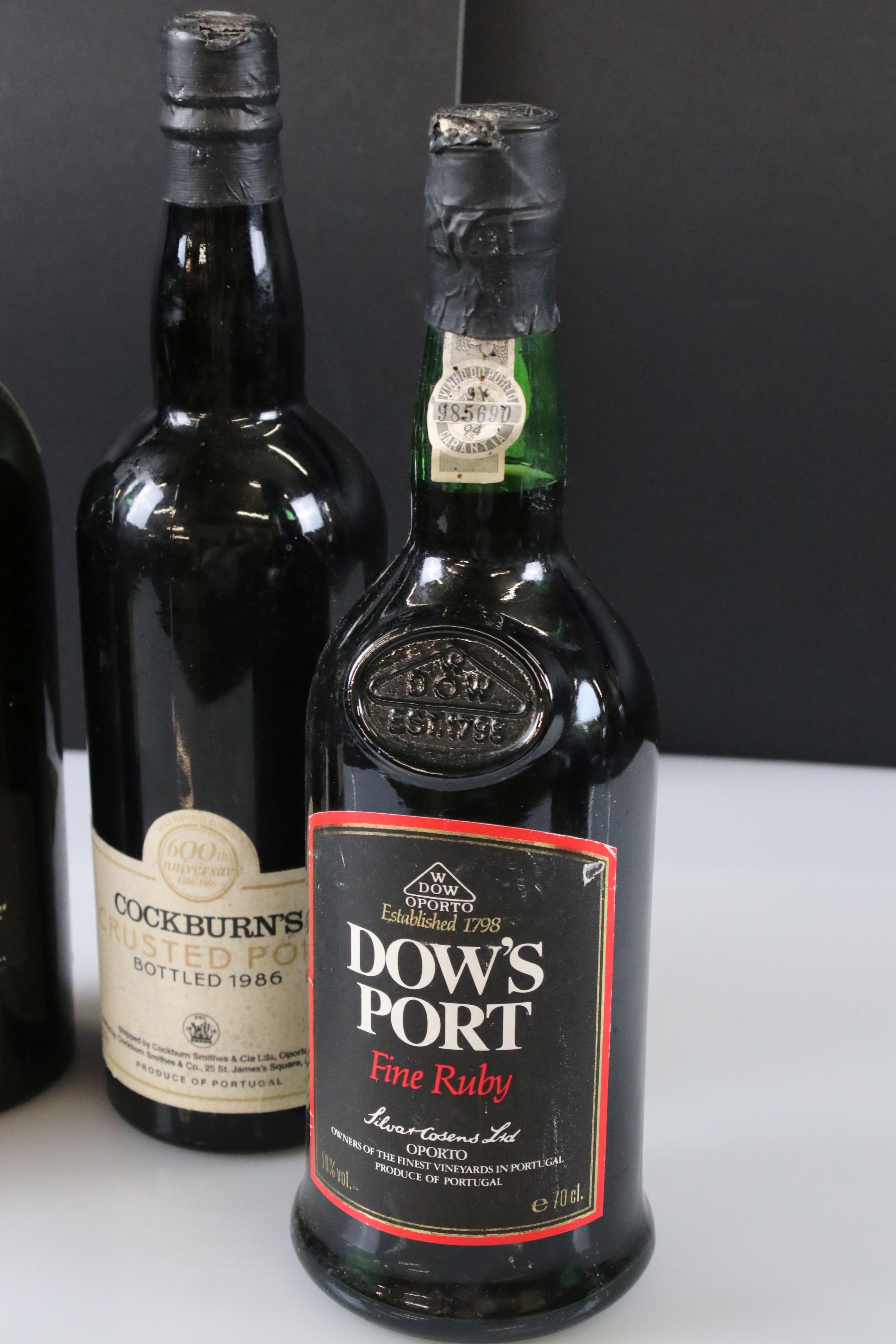 A collection of four bottles of Port to include Dow's and Cockburns together with a bottle of 1976 - Image 10 of 10