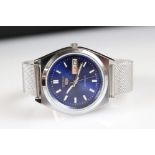 A gents Seiko 5 Day / Date wristwatch with blue dial and metal strap.