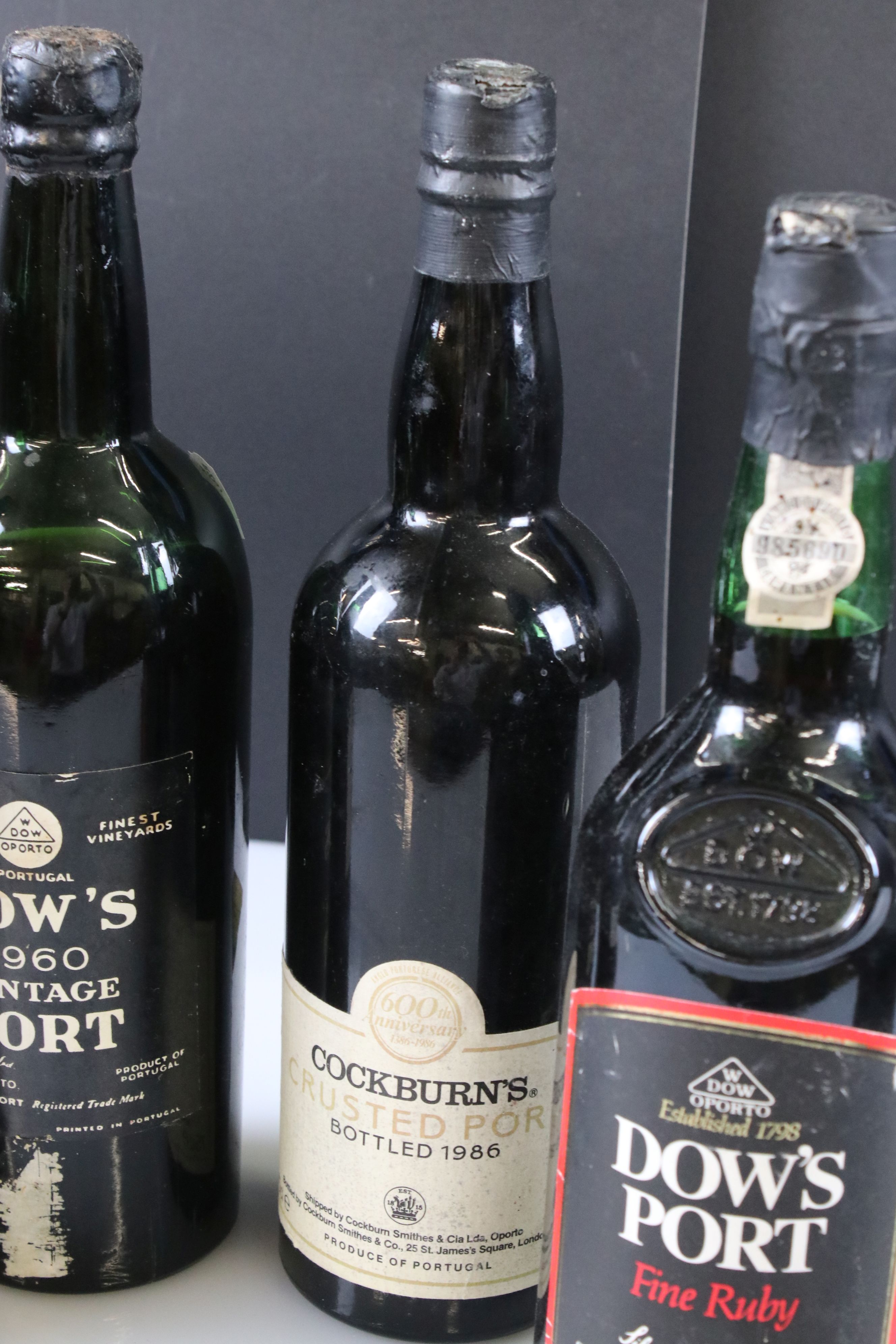 A collection of four bottles of Port to include Dow's and Cockburns together with a bottle of 1976 - Image 9 of 10