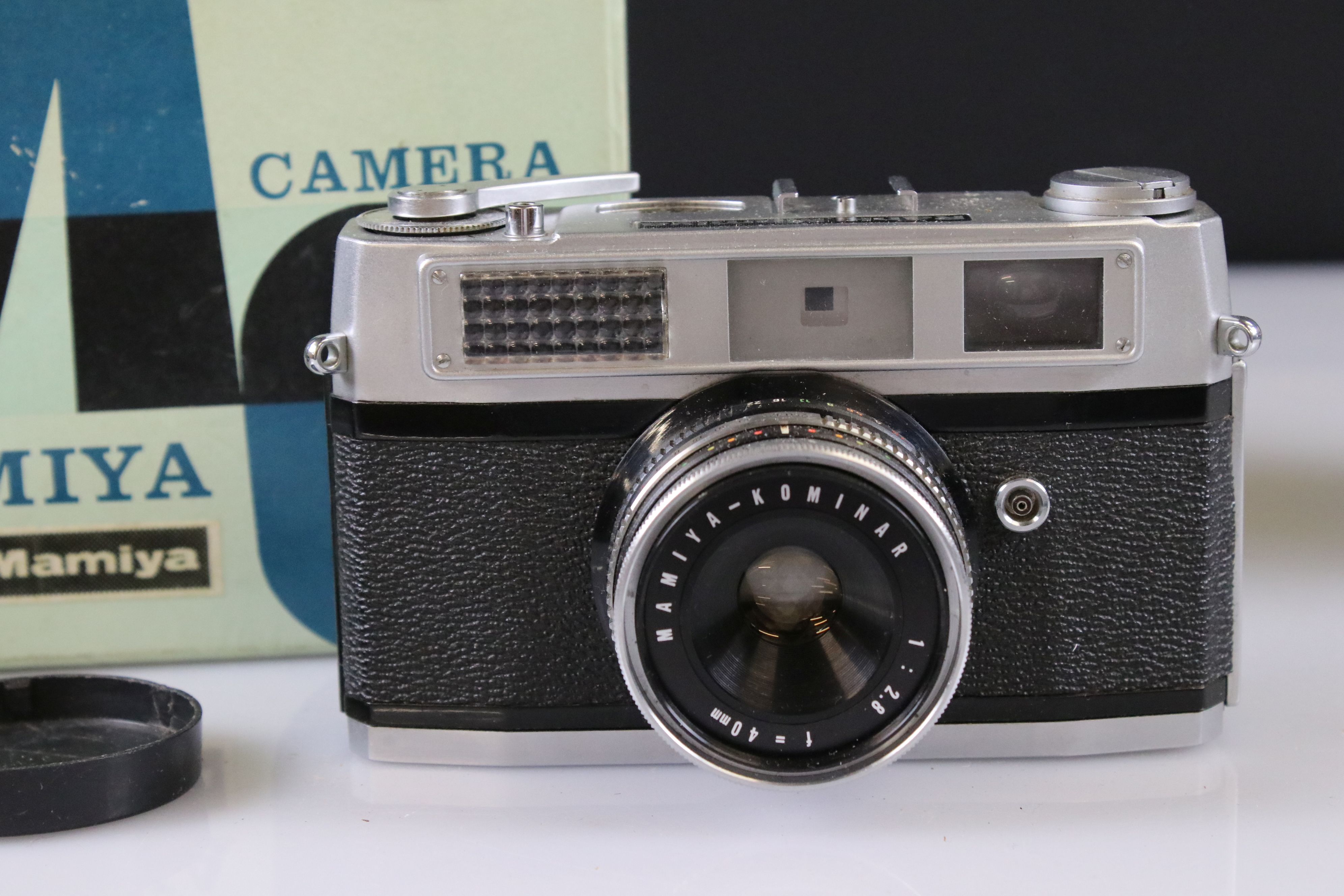 A small collection of vintage cameras to include Polaroid and Bell & Howell examples. - Image 3 of 4