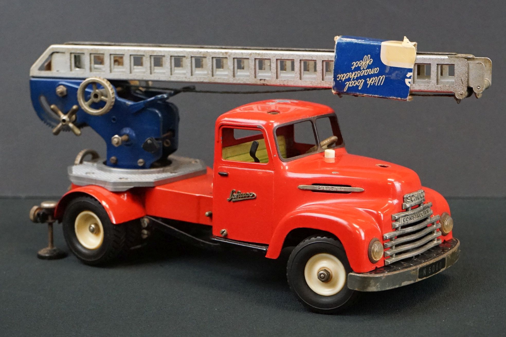 Original tin plate Schuco Pracision electro construction fire engine model in red, with extending - Bild 2 aus 10
