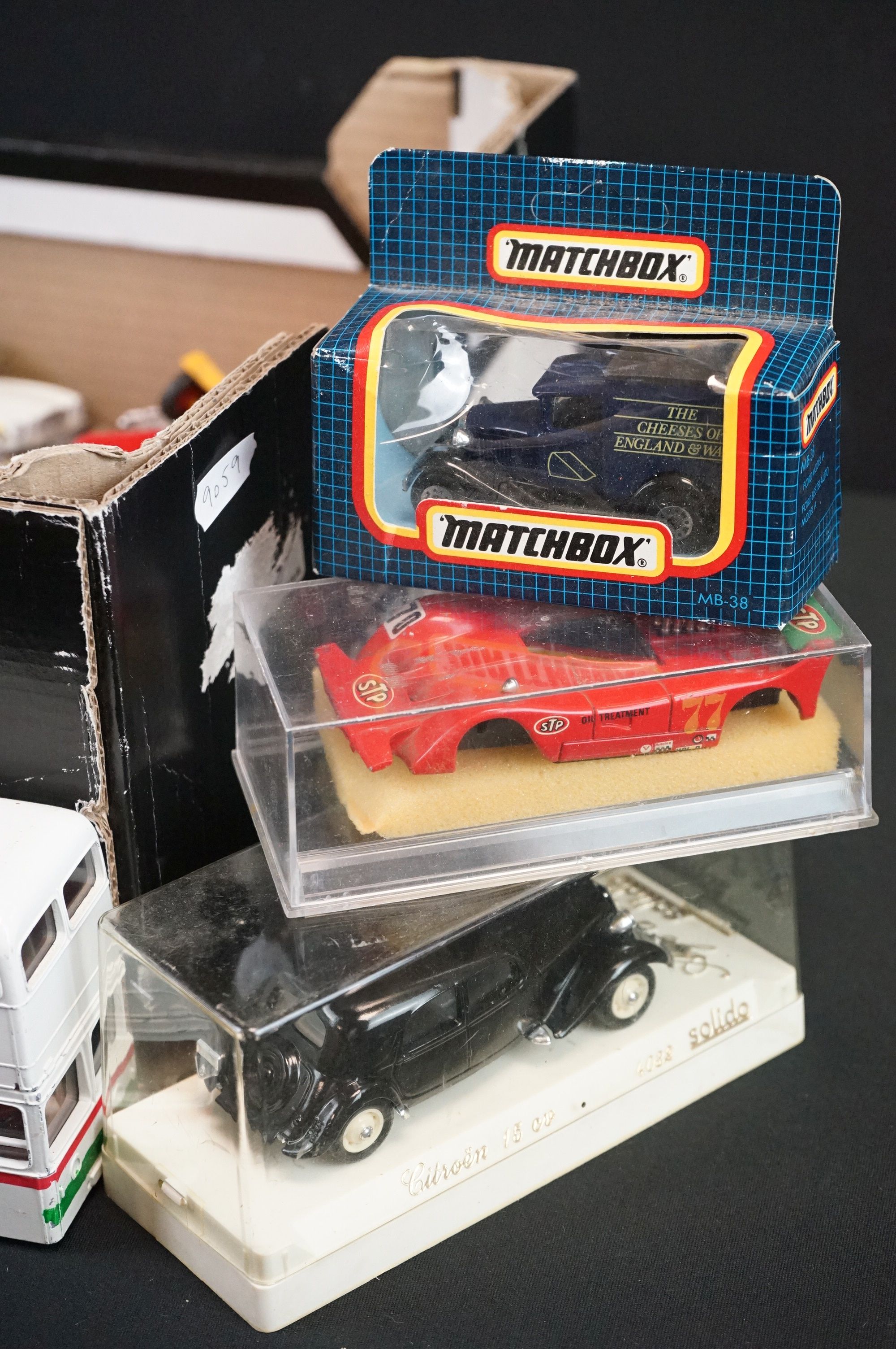 Collection of boxed & unboxed play worn diecast models to include Matchbox, Solido, Corgi, Burago - Bild 2 aus 8