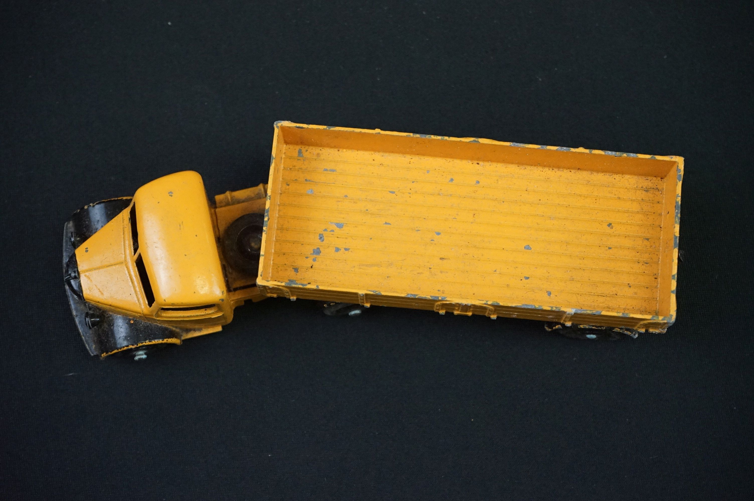 Three boxed Dinky diecast models to include 562 Dumper Truck in yellow, 521 Bedford Articulated - Bild 3 aus 27