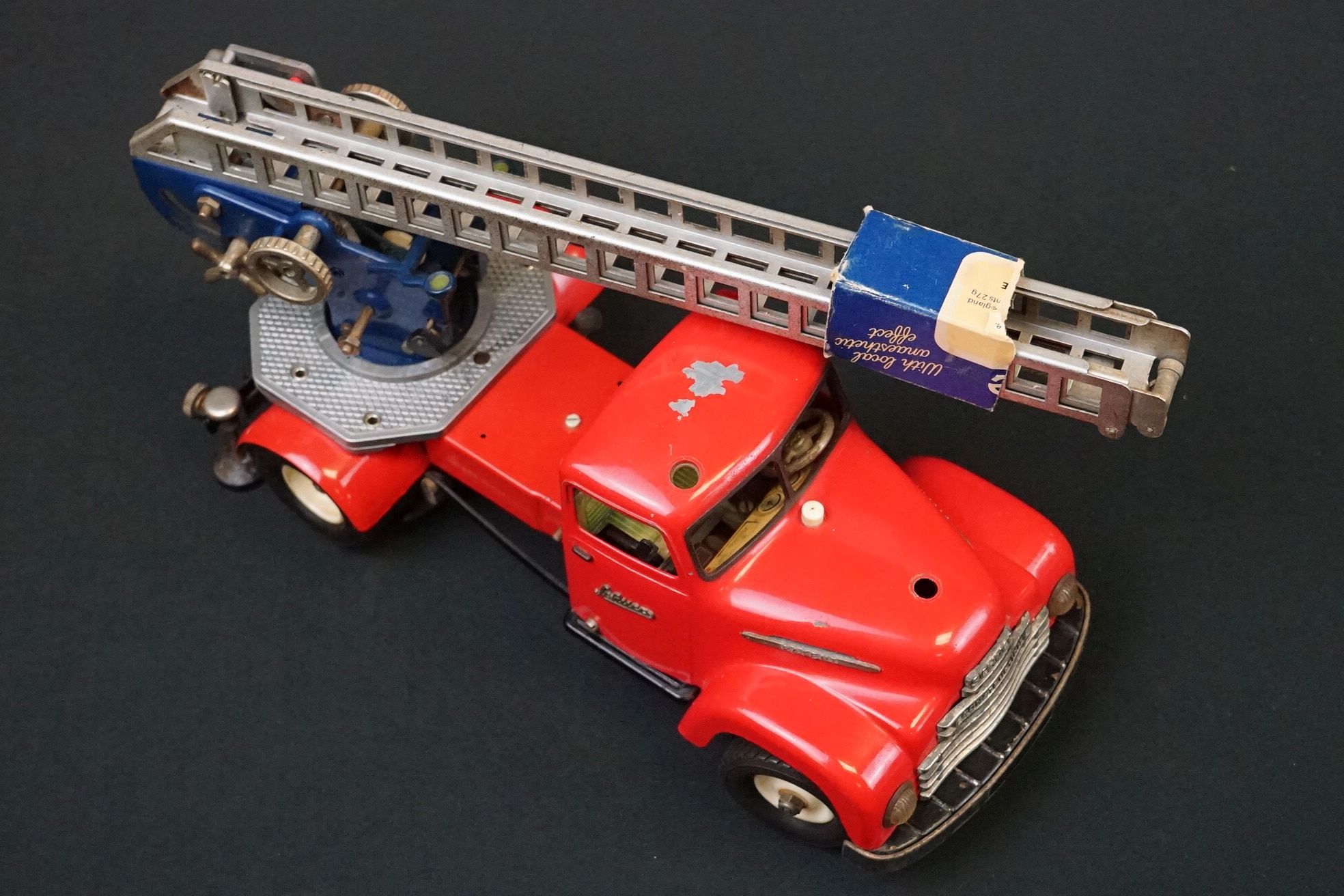Original tin plate Schuco Pracision electro construction fire engine model in red, with extending - Bild 3 aus 10
