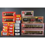 21 Boxed OO gauge items of rolling stock to include 12 x Hornby (features R4108 GWR Royal Mail TPO