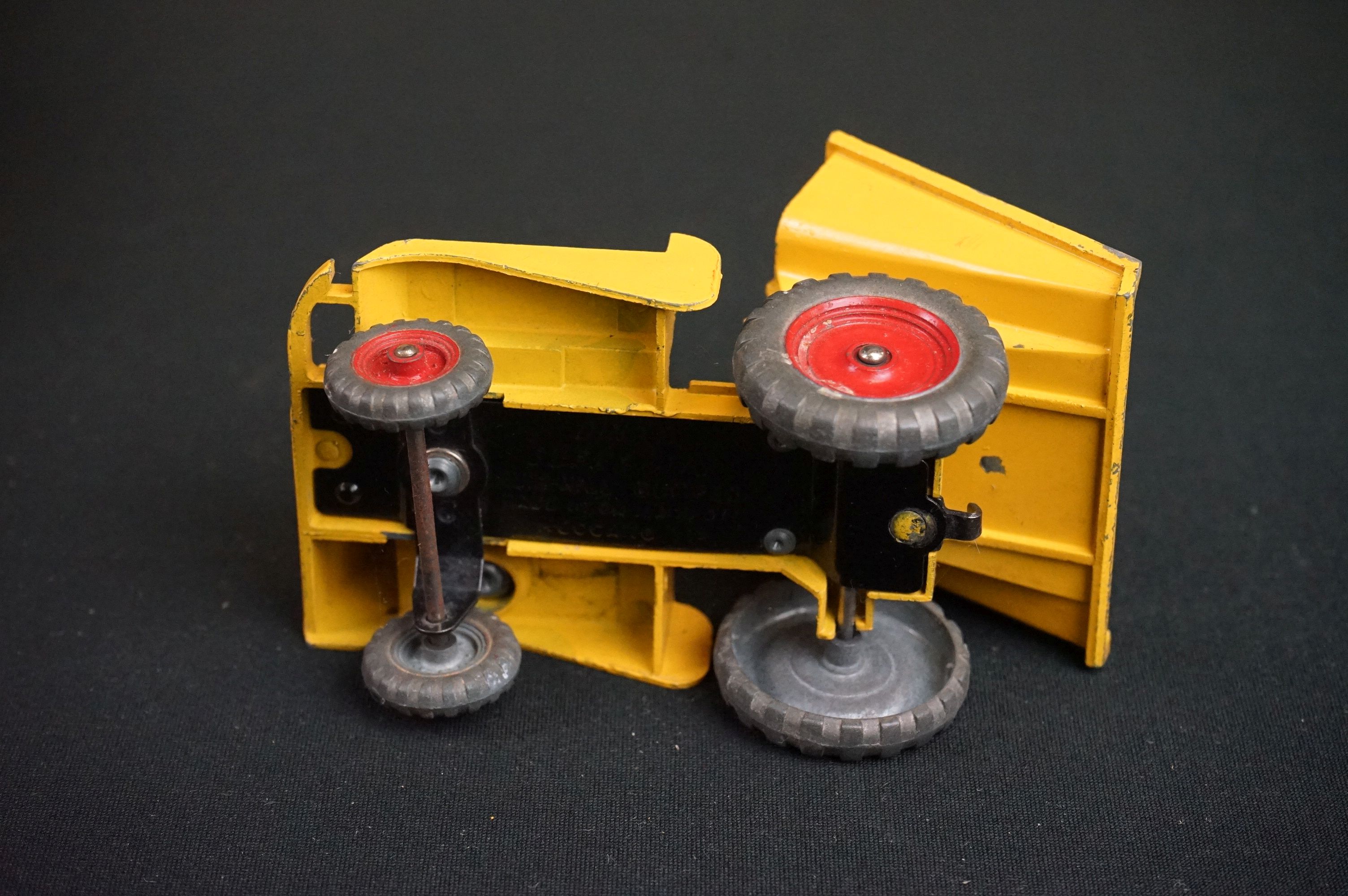 Three boxed Dinky diecast models to include 562 Dumper Truck in yellow, 521 Bedford Articulated - Bild 11 aus 27